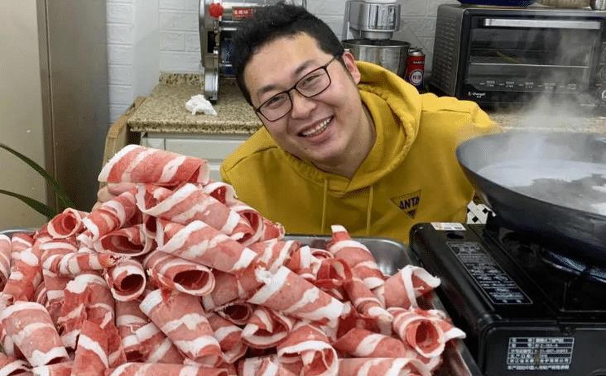 网红"半吨先生"做炸牛皮,放半桶白酒去腥,全靠烧烤料提味