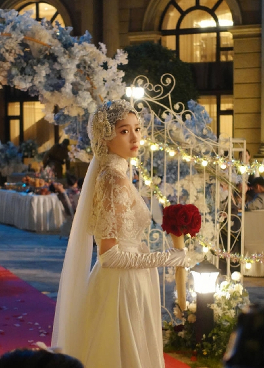 这组造型图中的关晓彤身穿白色旗袍婚纱,高开叉设计展现出修长美腿