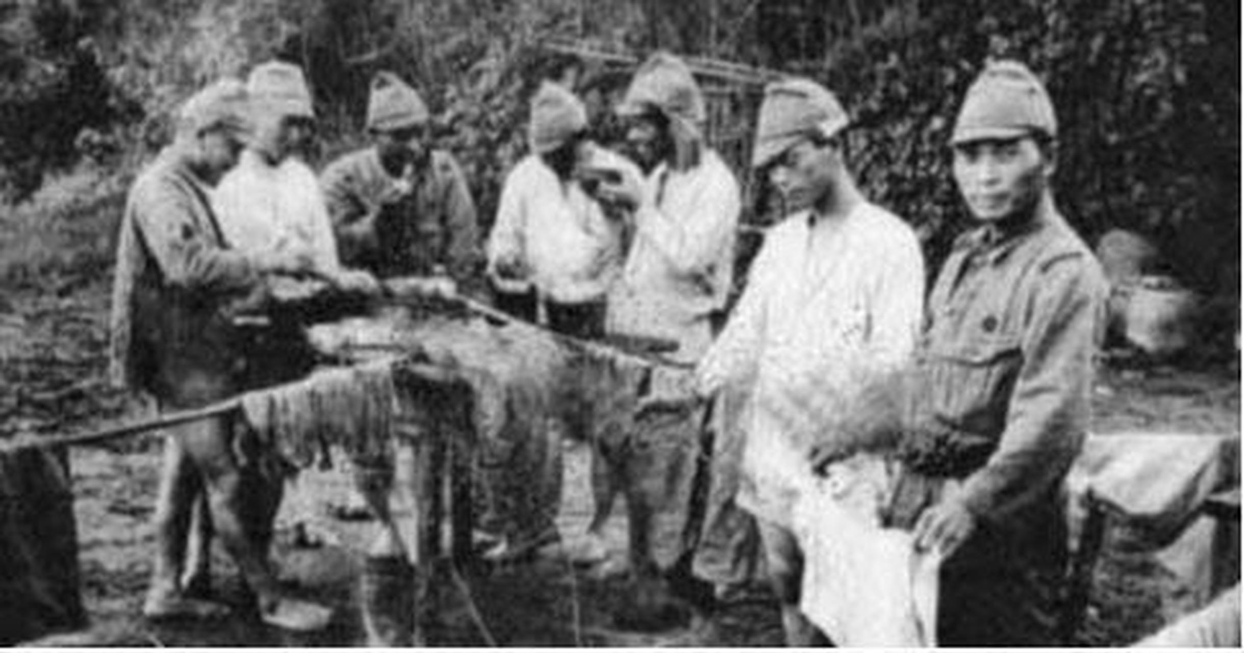 1939年7月,杜氏的妻子和16岁的女儿,被兽性大发的几十个日军轮j后