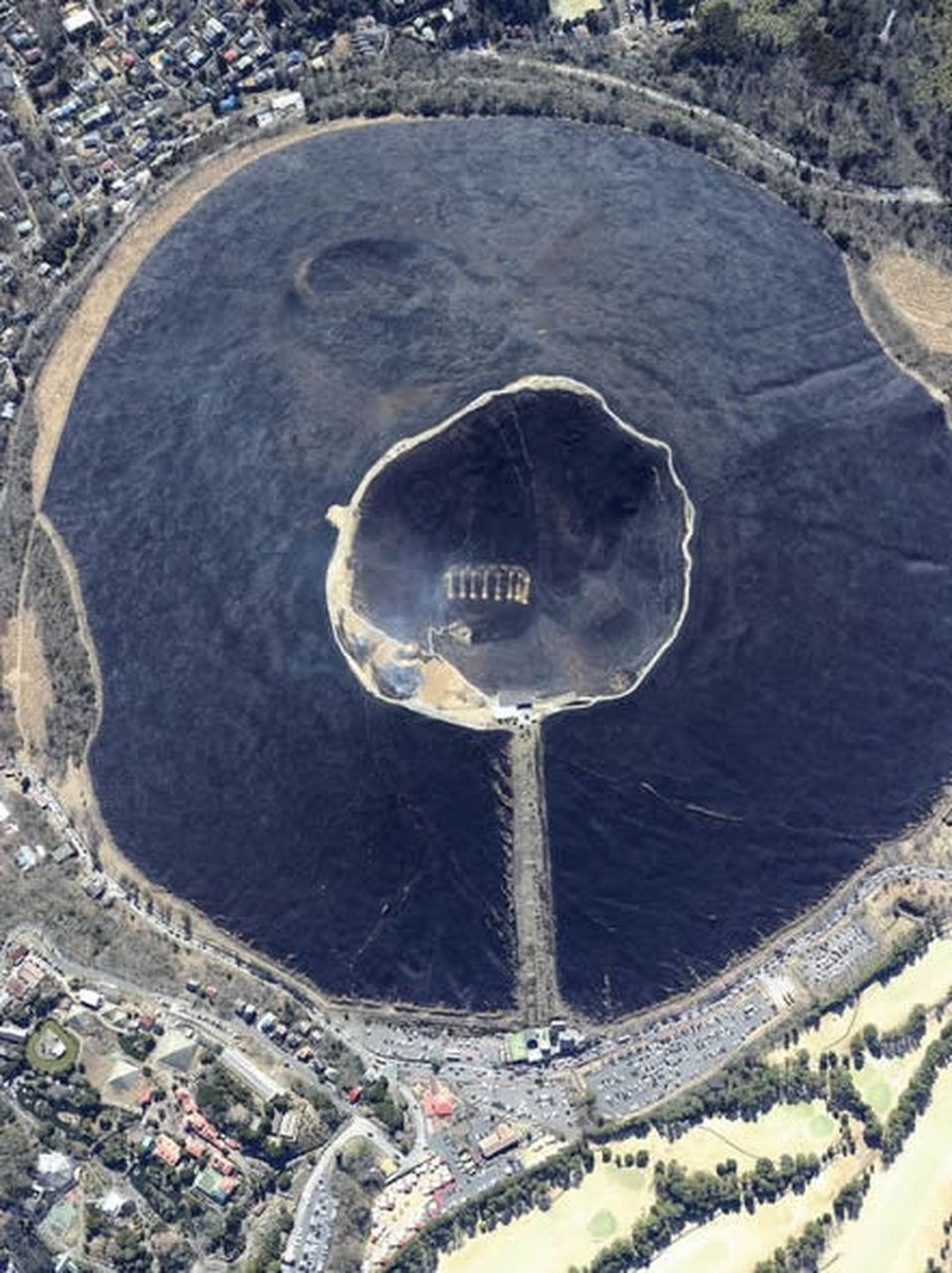 场面壮观】26日,在静冈县伊东市的国家天然景观大室山(海拔580米)举行