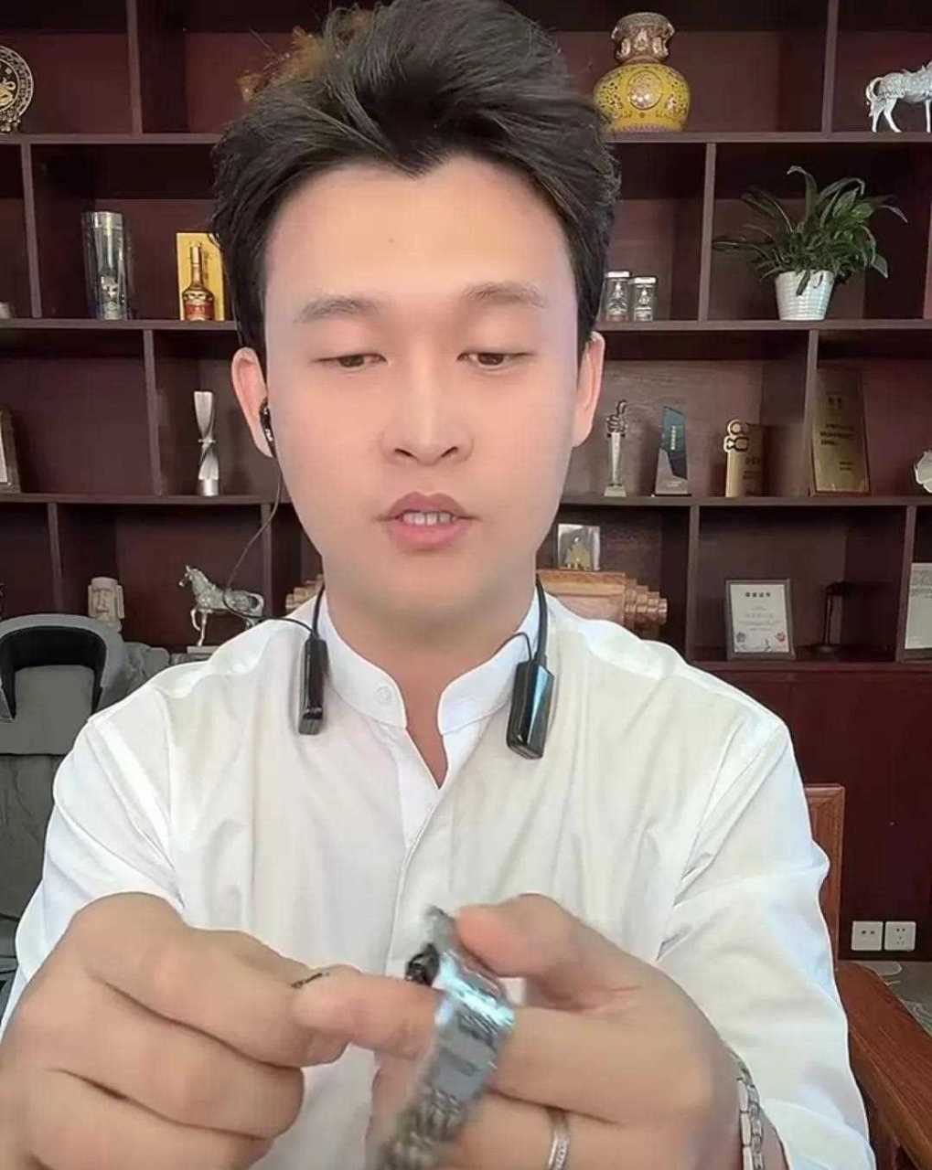 著名主持人小沈龙,昨天直播带我和飞利达手表官方大吵,这个酒蒙子又喝