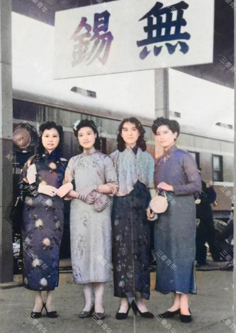 江苏无锡,民国时期,有几名富家太太留下的一张老照片,照片中她们身着
