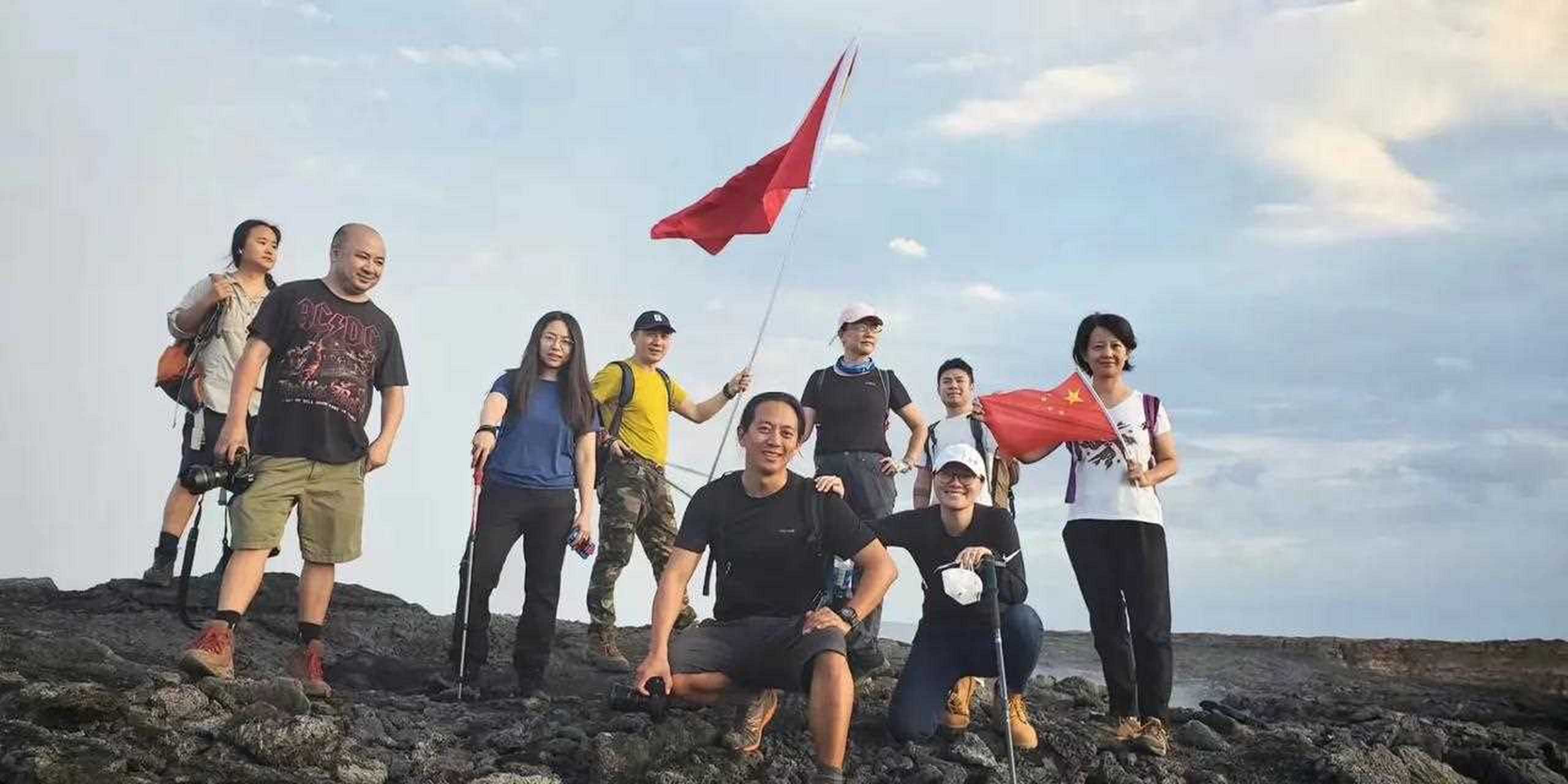 在埃塞俄比亚的尔塔阿雷火山过的,夜里躺在星空下睡觉,天没亮就徒步到