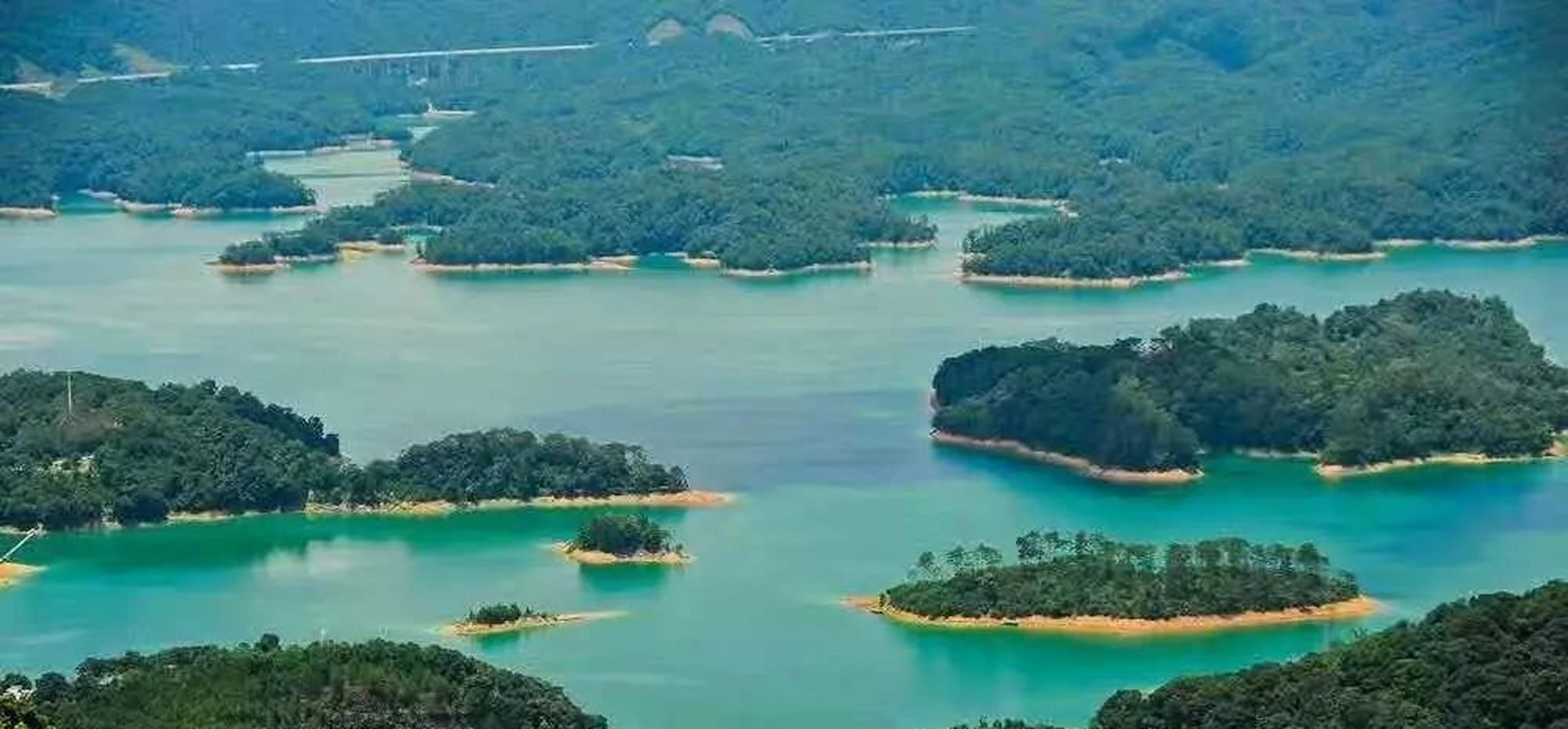 首先介绍的是在广东相当有名的九龙湖欧洲小镇,相信大家在某短视频