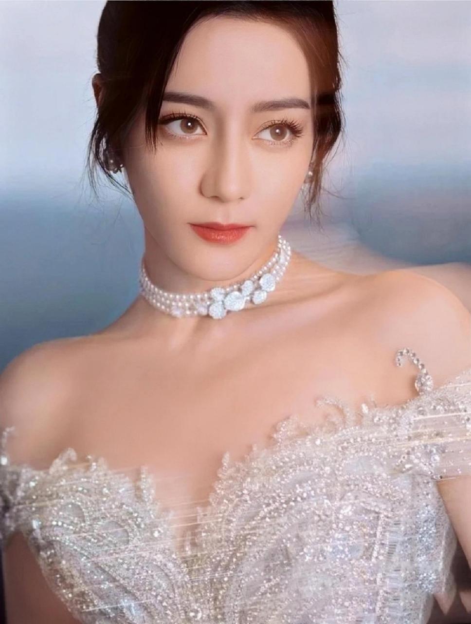 迪丽热巴真的太美了 说到文娱圈会戴珍珠的明星,迪丽热巴绝对是娇娇者