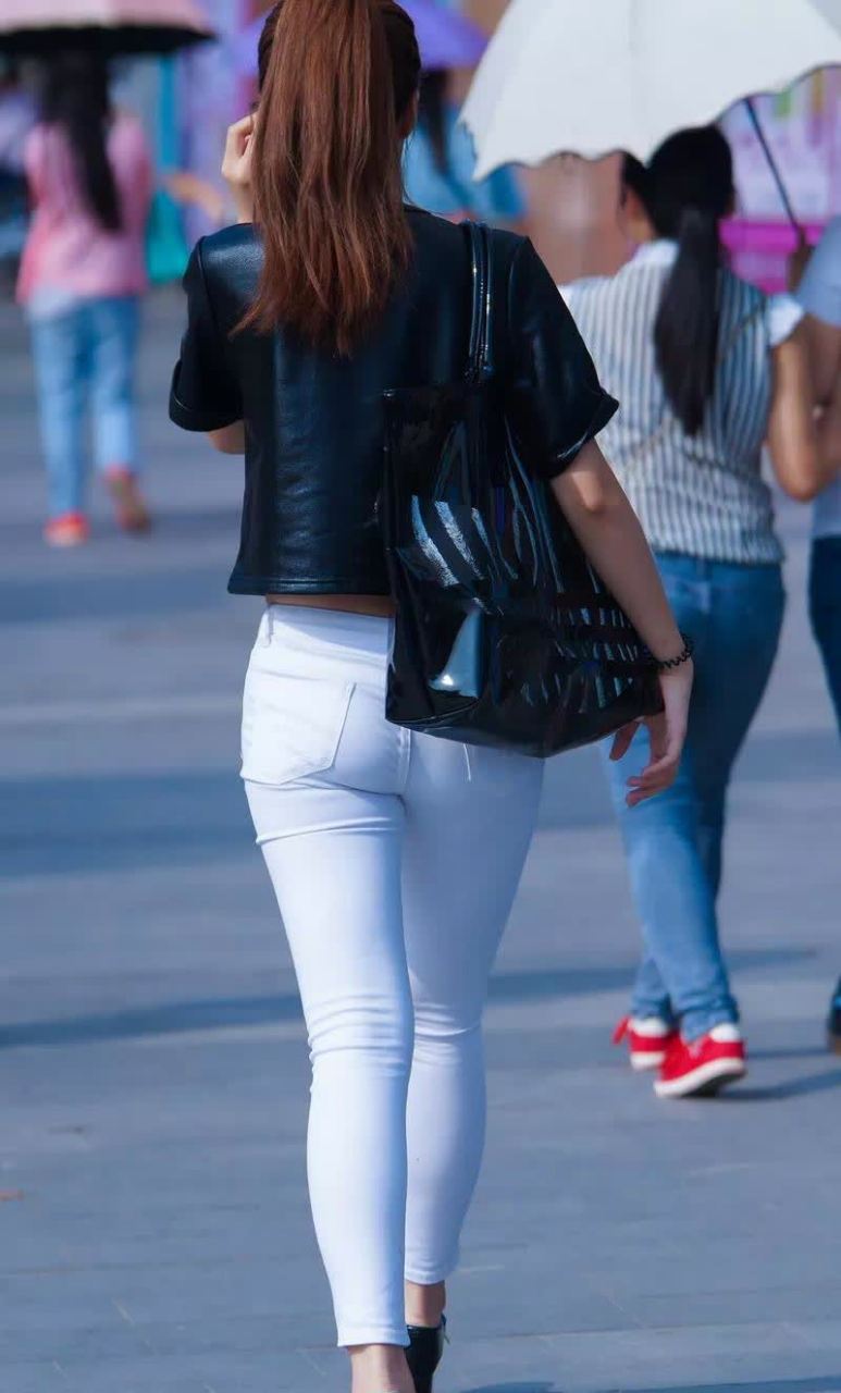 街拍:黑半袖搭紧身白裤的性感靓丽女孩,丰腴的身姿,最喜欢!