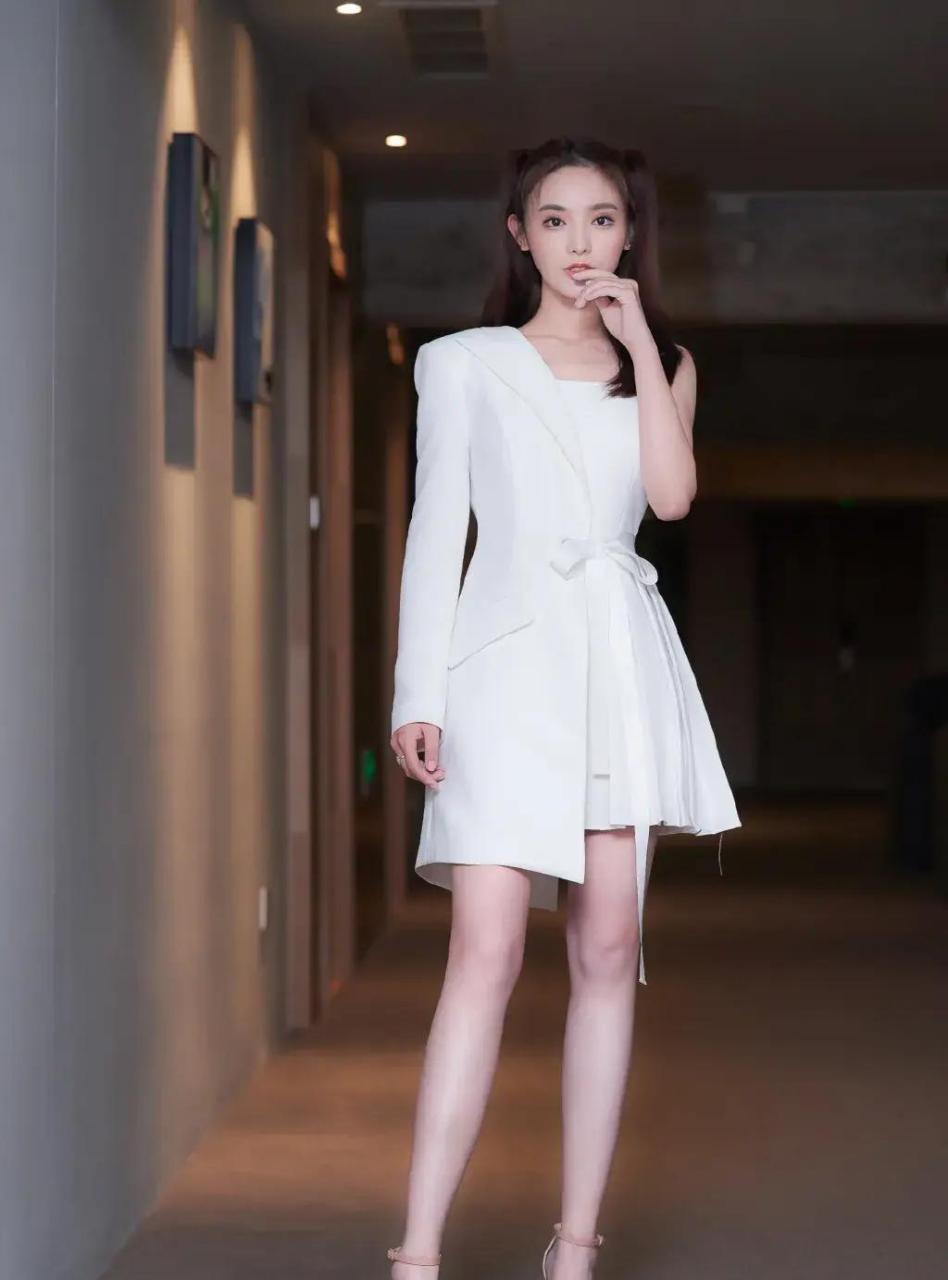 彭小苒,这双大长腿好吸睛,也太美了