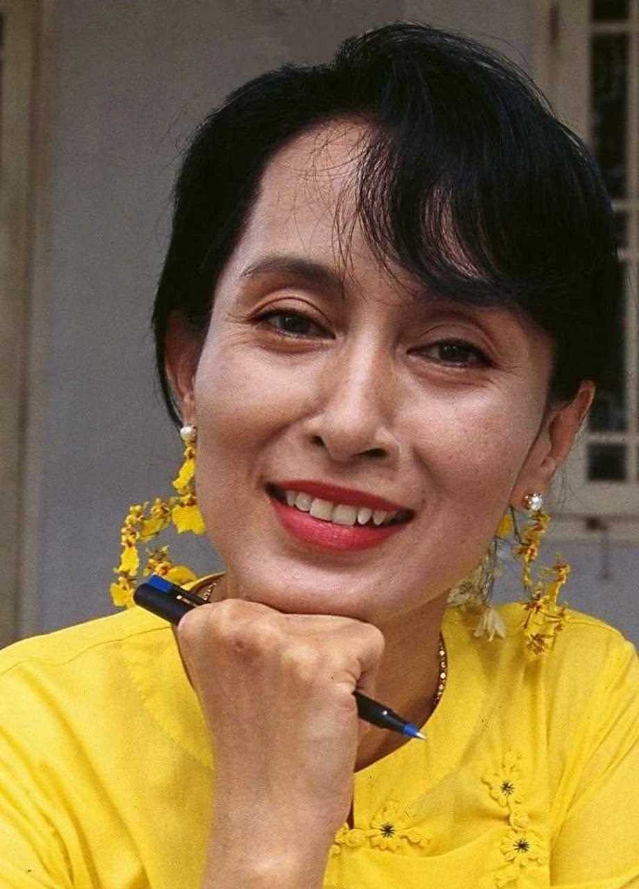 女人都喜欢美丽的花朵,认识昂山素季,就是被她束在发型脑后色彩斑斓的