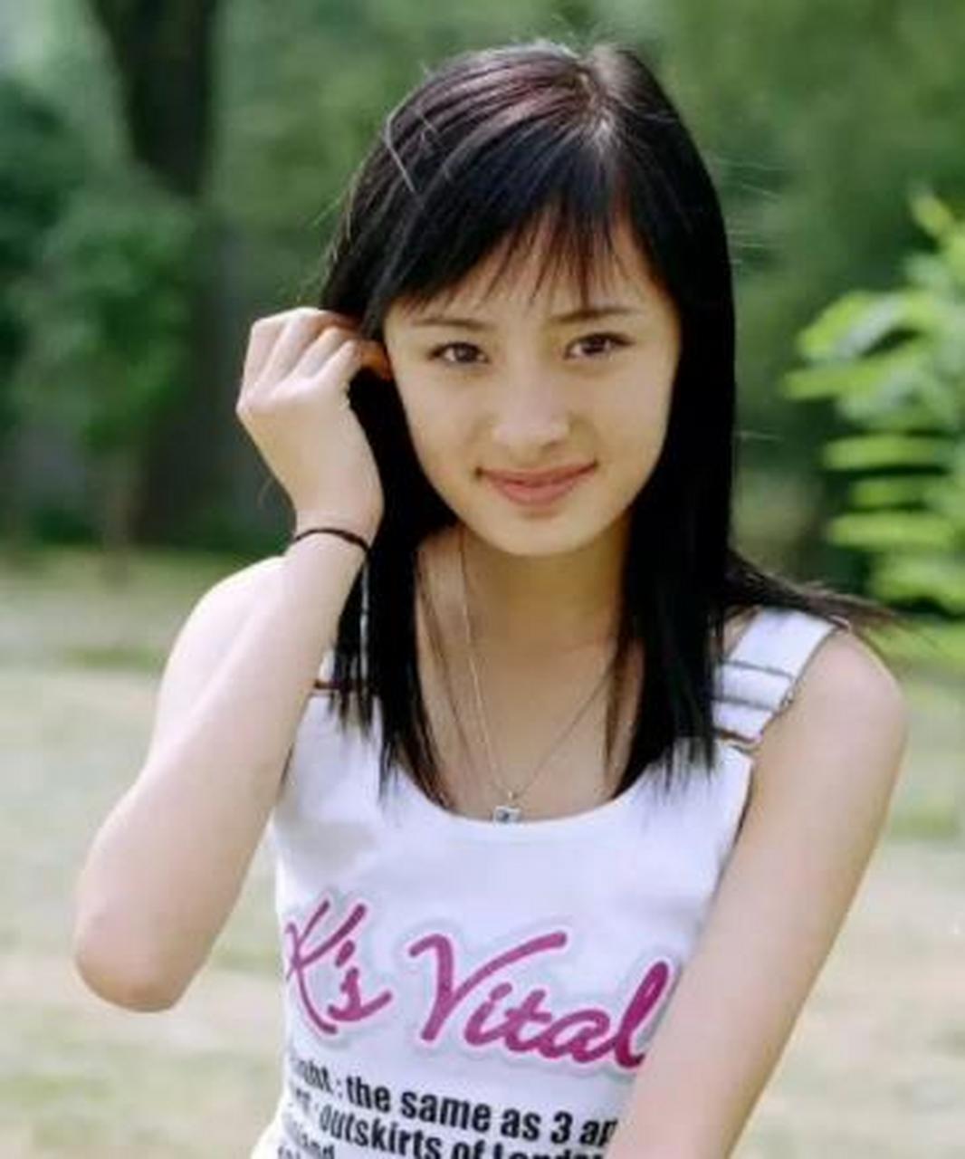 杨幂年轻时候的照片也很清纯,就是怎么长得和现在不一样了?