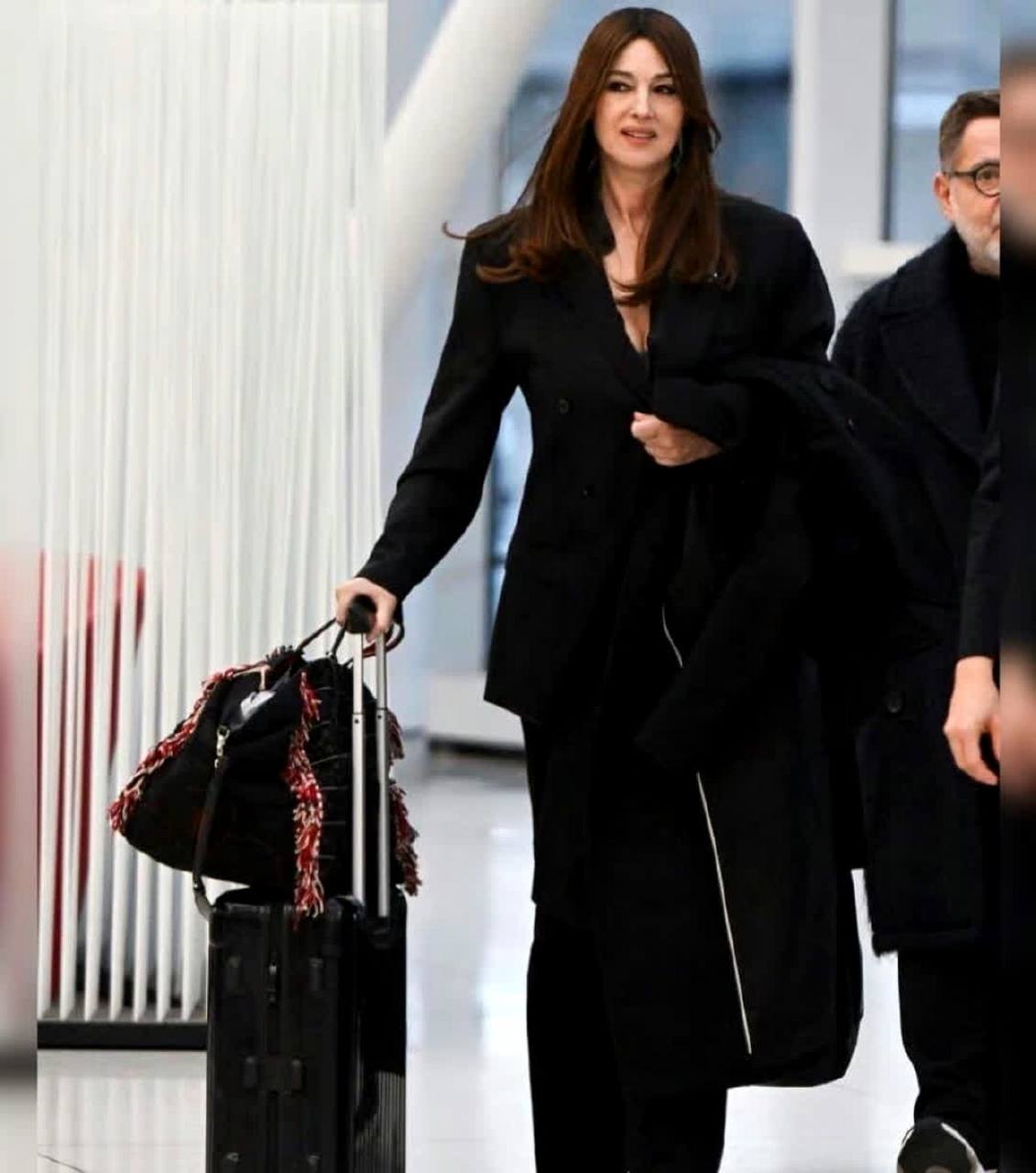 莫妮卡·贝鲁奇 (monica bellucci) 1月28日现身纽约肯尼迪机场.