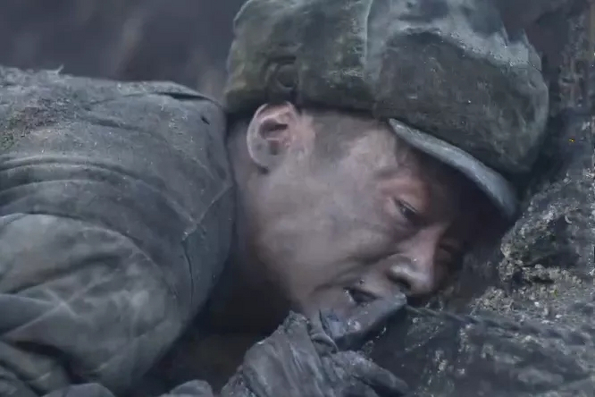 1952年10月14日凌晨,志愿军第135团副团长王凤书准备跟指挥部联系时