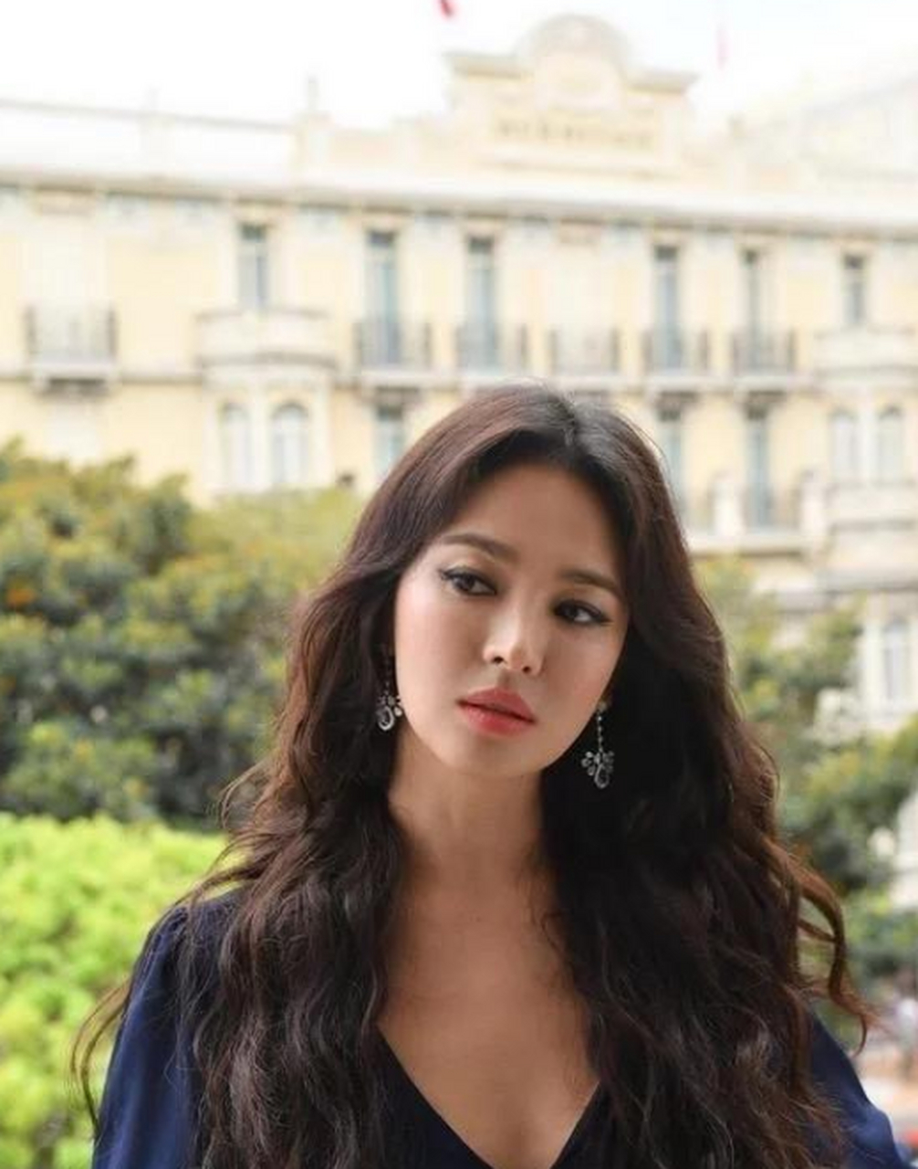 宋慧乔单身后更有御姐范,穿深v领连衣裙配长卷发,高级感炸裂