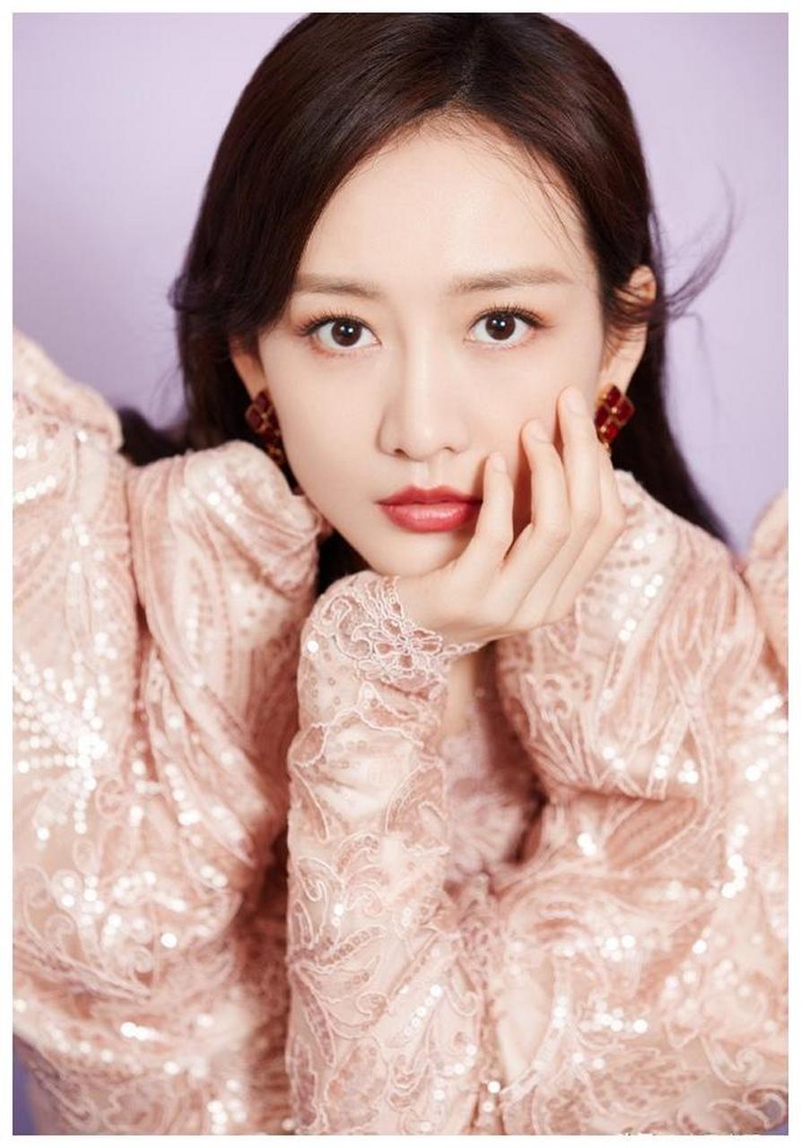 王鸥羊腿袖深v礼服活动照合集