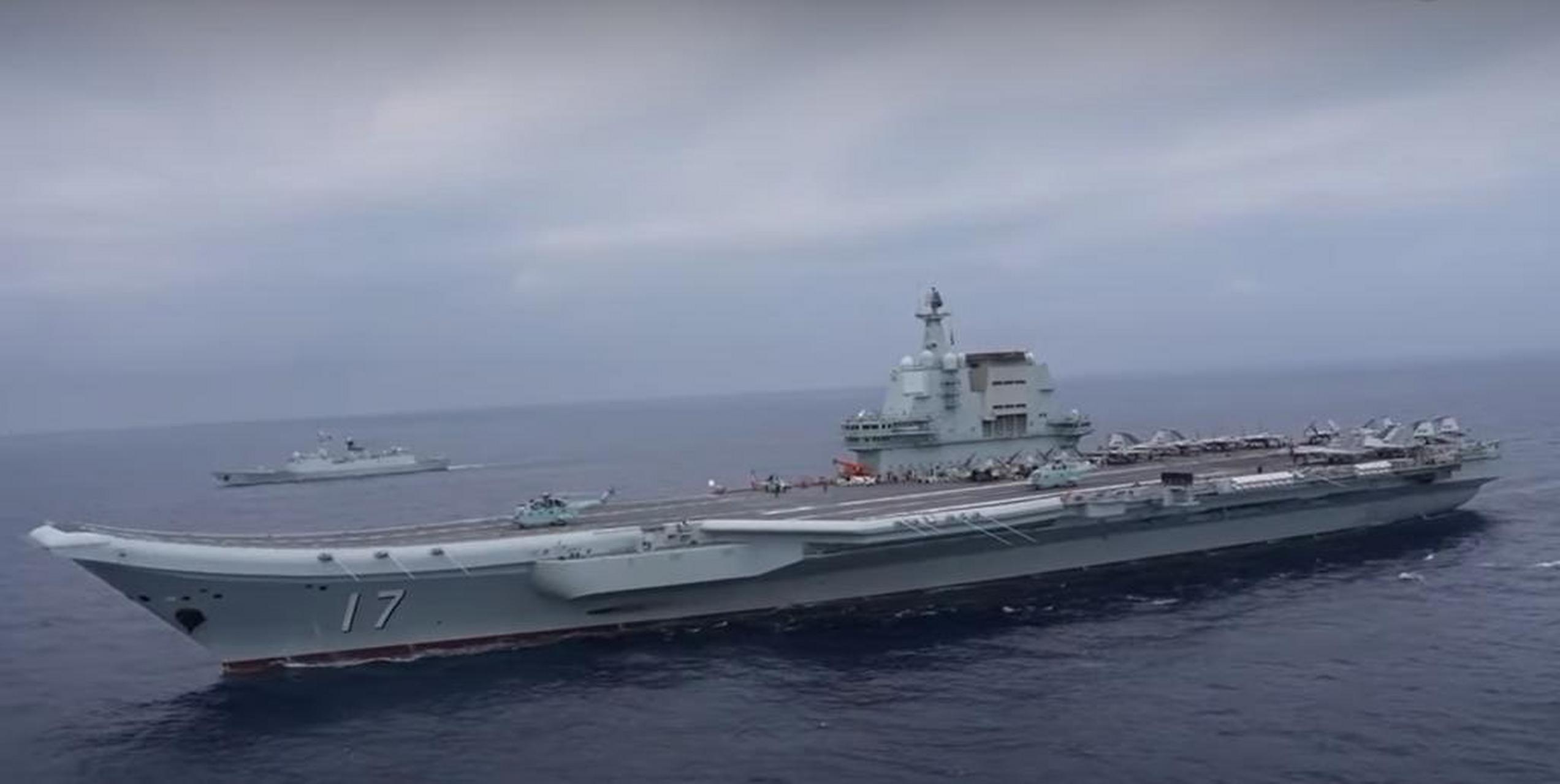 解放军航母"山东舰"编队在美国关岛海军基地附近练兵,火箭军罕见加入