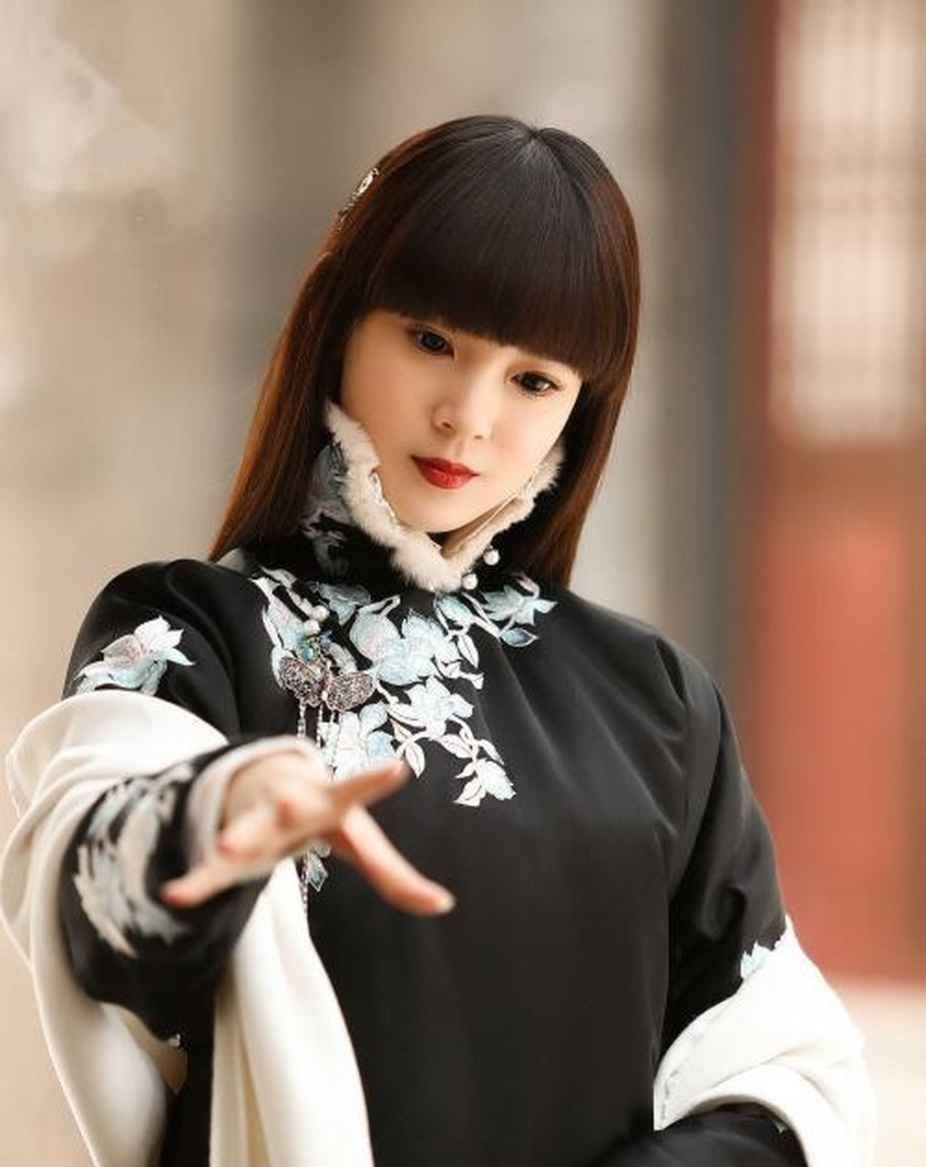 小编第一次看到陈瑶小姐姐的古装造型,是在《青丘狐传说》阿绣篇,陈瑶