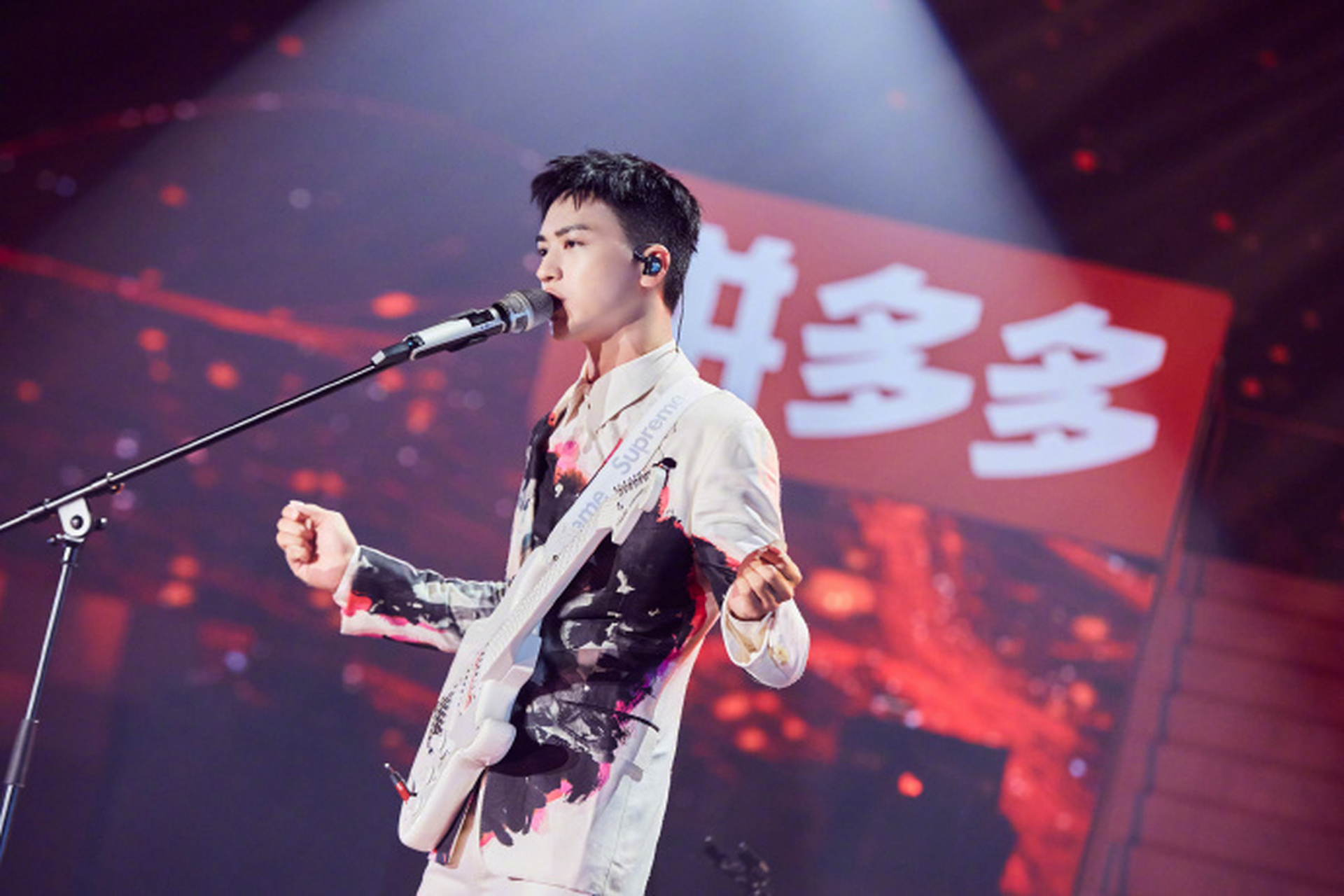 许魏洲今晚舞台造型图集,一头清爽短发,穿着alexander mcqueen泼墨