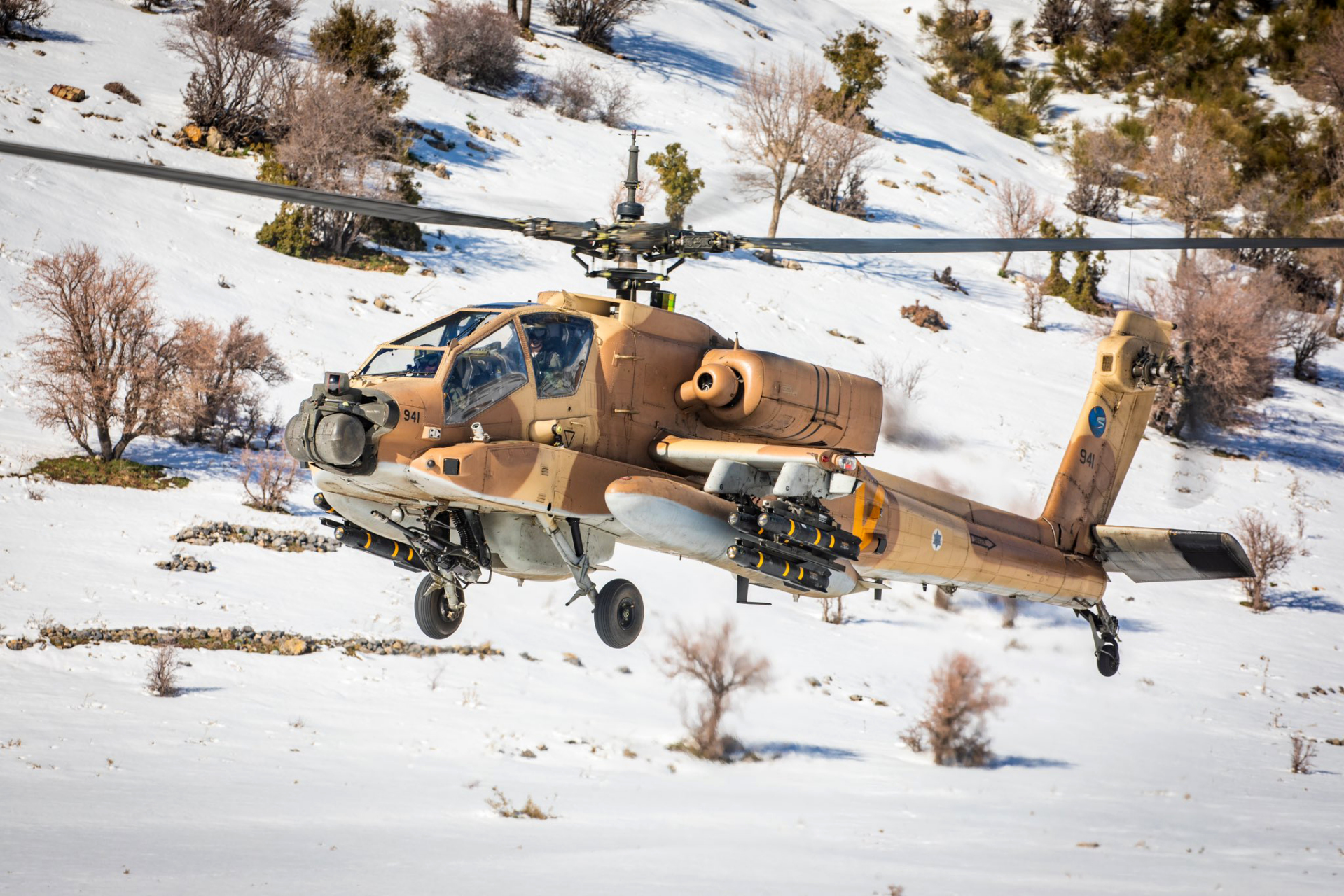 以色列军队装备的ah-64武装直升机,图片拍摄背景估计很多网友会以为是