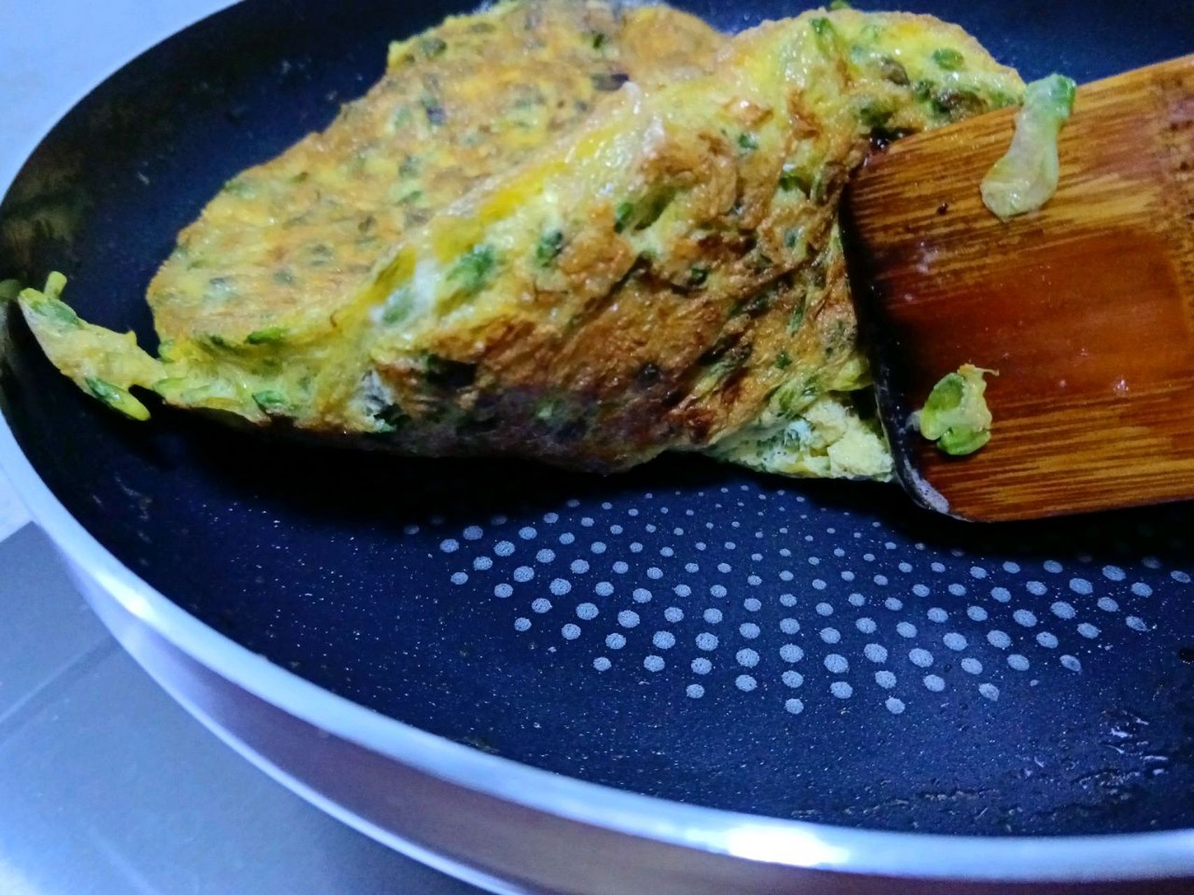 用料 槐花:300g 鸡蛋:4个 盐:2g 葱:1根 食用油:20g 槐花鸡蛋饼的做法