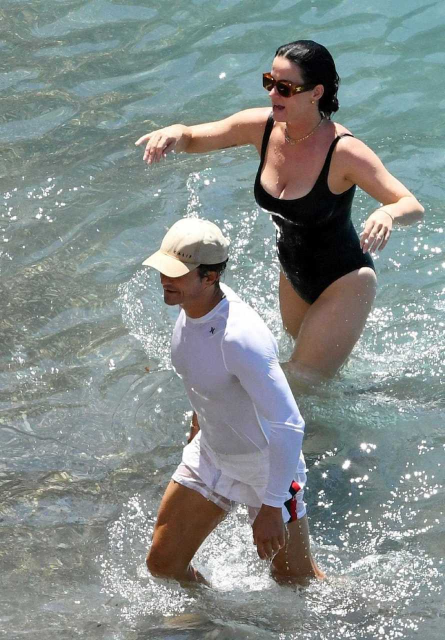 水果姐和开花奥兰多·布鲁姆,在意大利海滩上度假的最新美图,这两口子