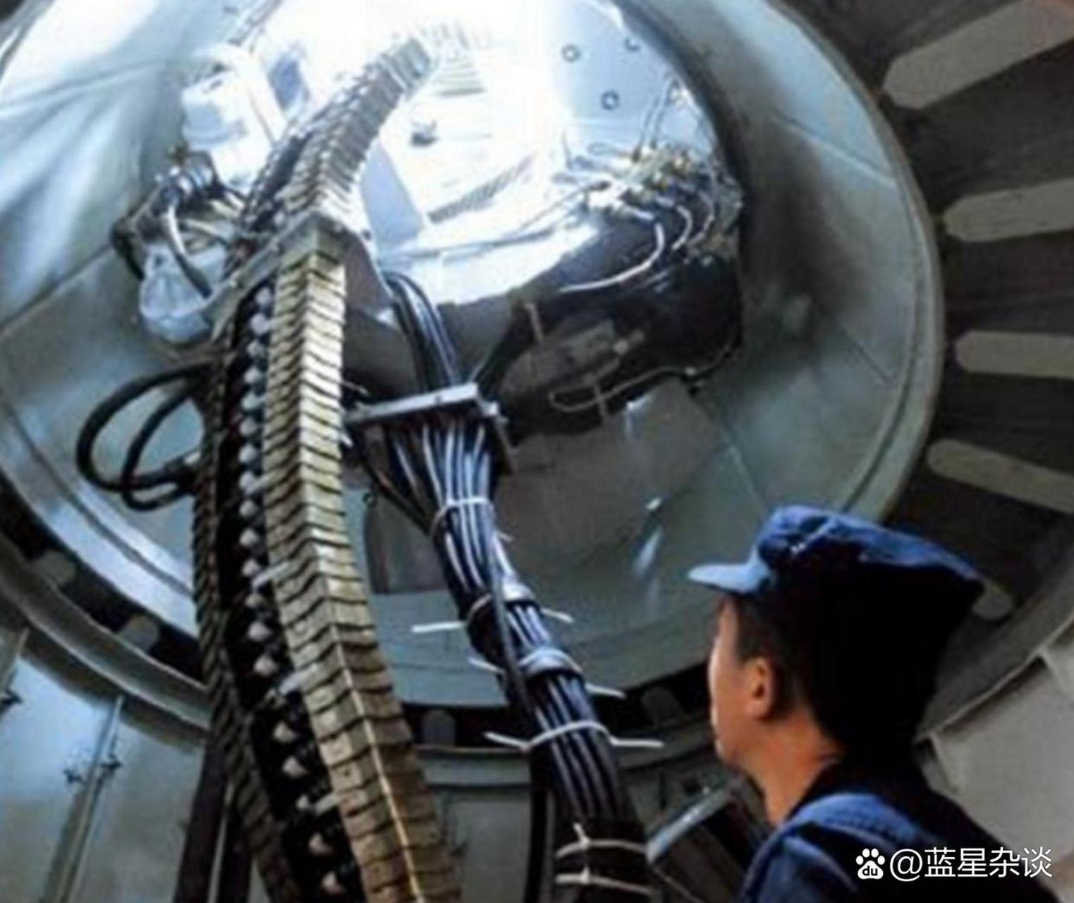 最新曝光的ak-630近防炮内部图显示,越南军队正在对其进行维护.