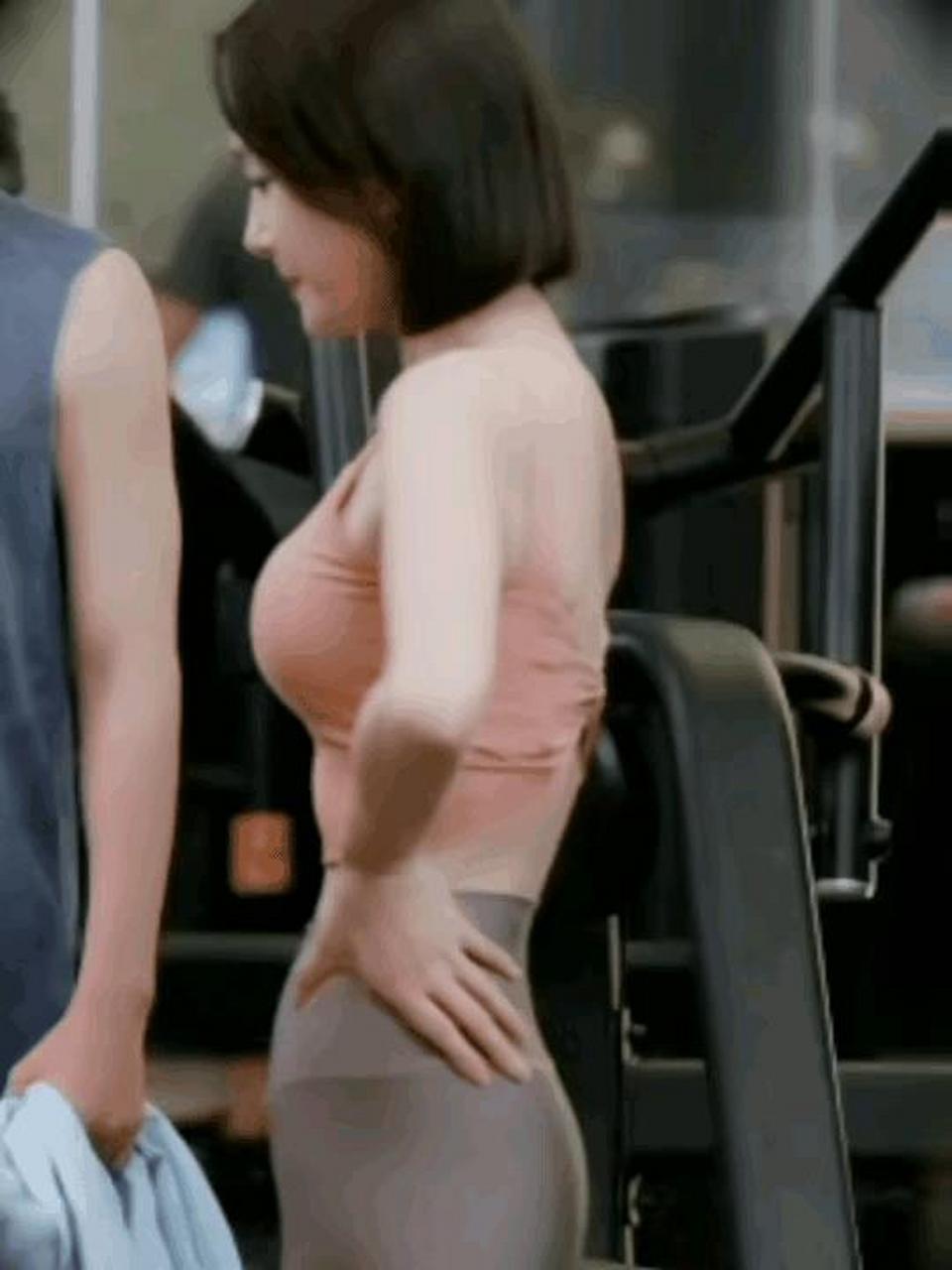 秦岚已经四十多岁,她有空就去健身房举铁,你看她前凸后翘的,s形赡材