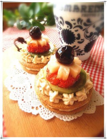 蕾娜水果蜜语 食材: 甜饼干4块,草莓2只,奇异果1只,阿玛蕾娜野樱桃4只