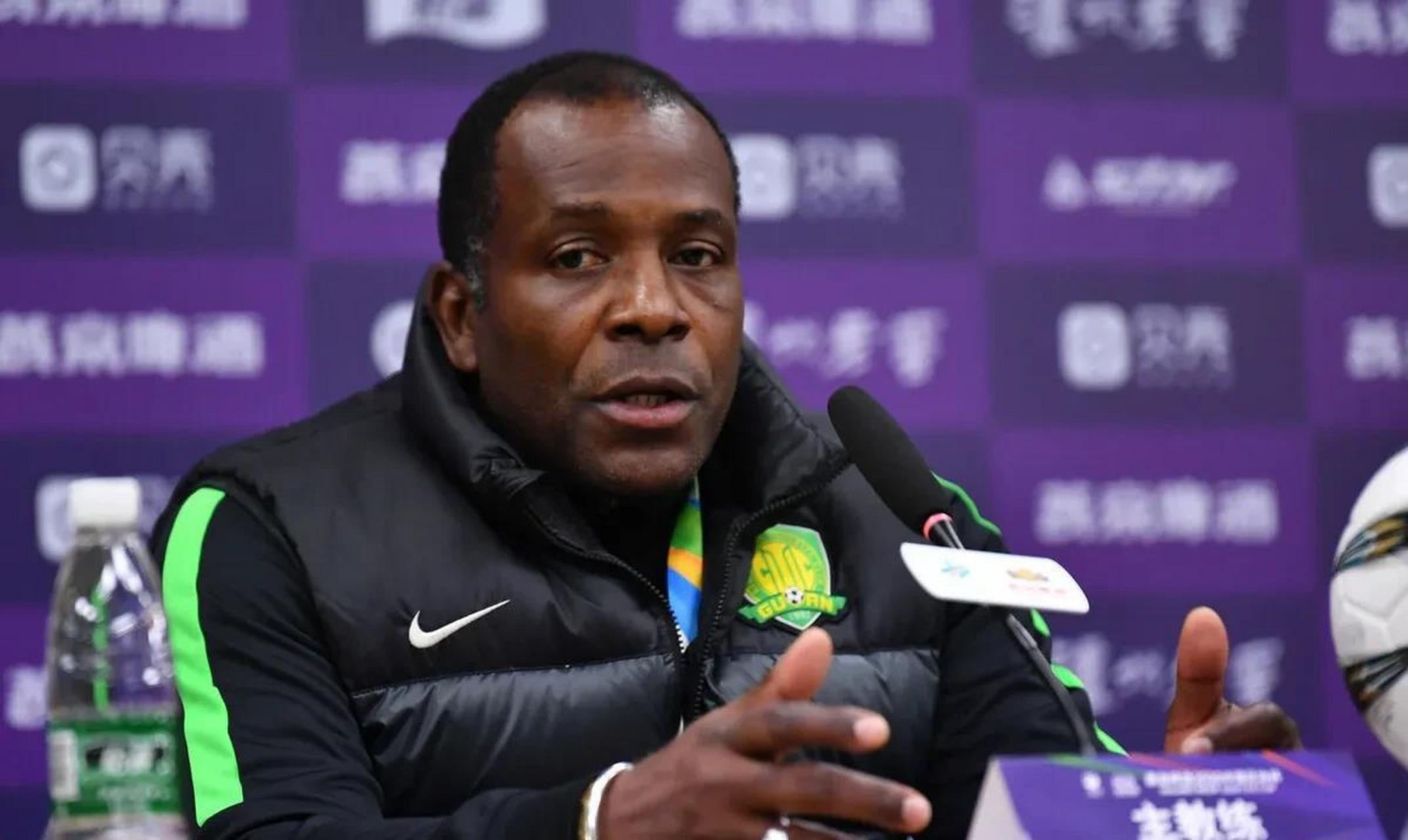 京媒《足球100分》栏目足球评论员王异,王长庆和主持人魏翊东在节目中