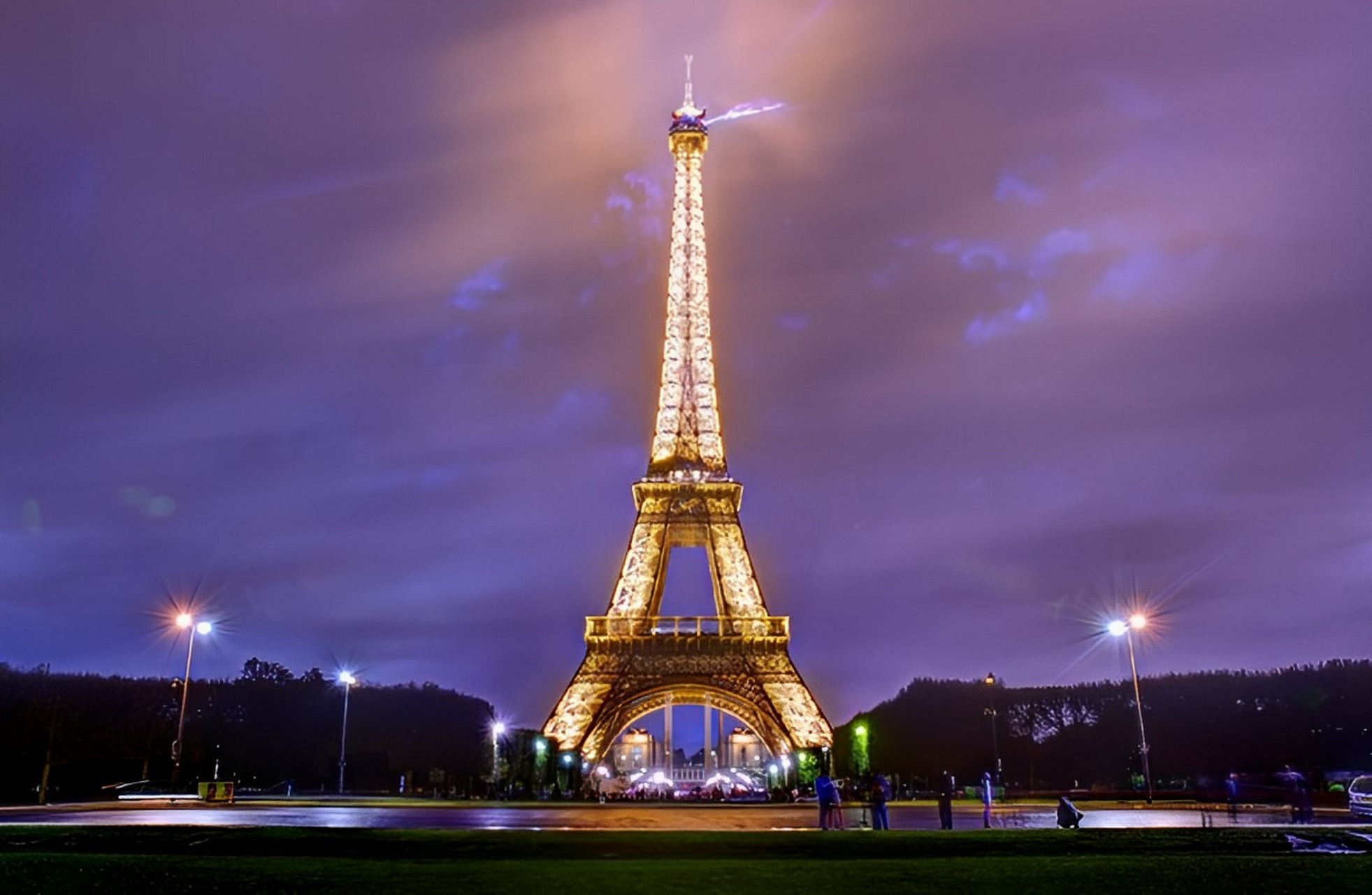 它是世界著名的建筑,法国文化的象征之一,巴黎的标志性