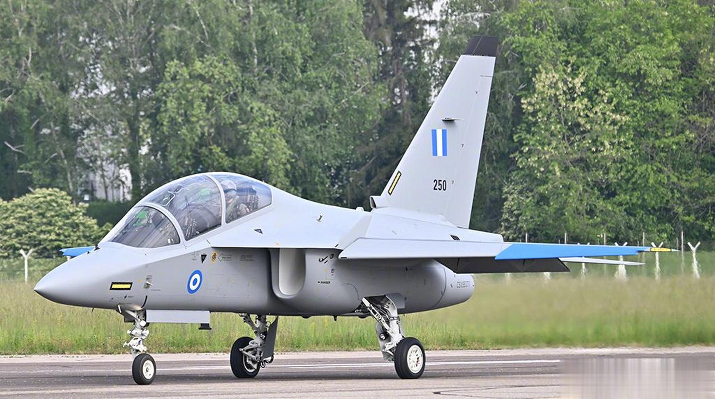 希腊空军采购的意大利m346教练机,已于近日飞抵希腊卡拉马塔空军基地