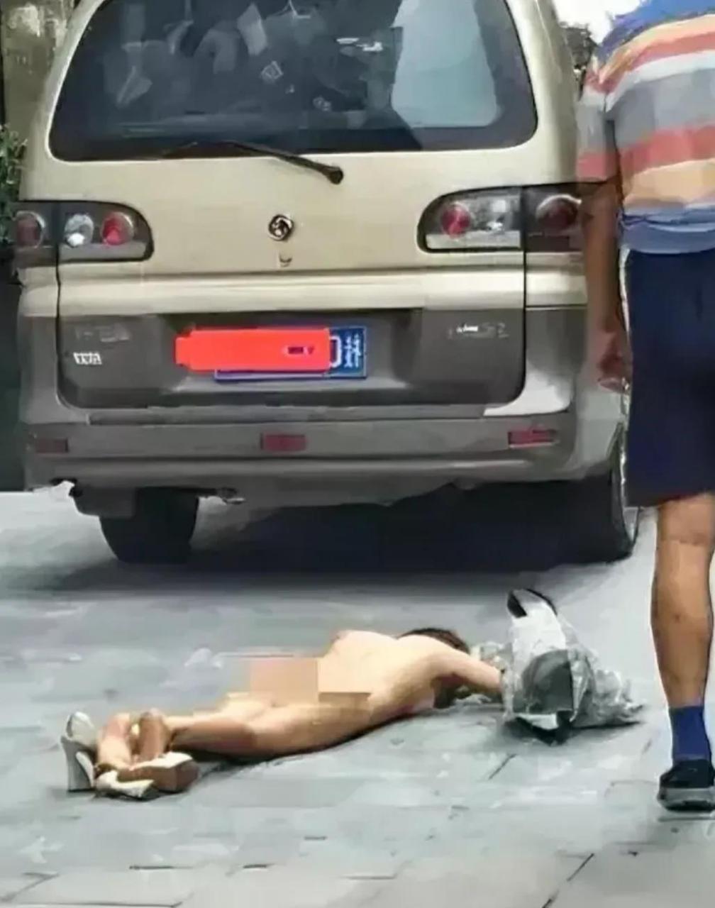 女孩因为男朋友在街上看美女气的,脱掉衣服躺在大街上.