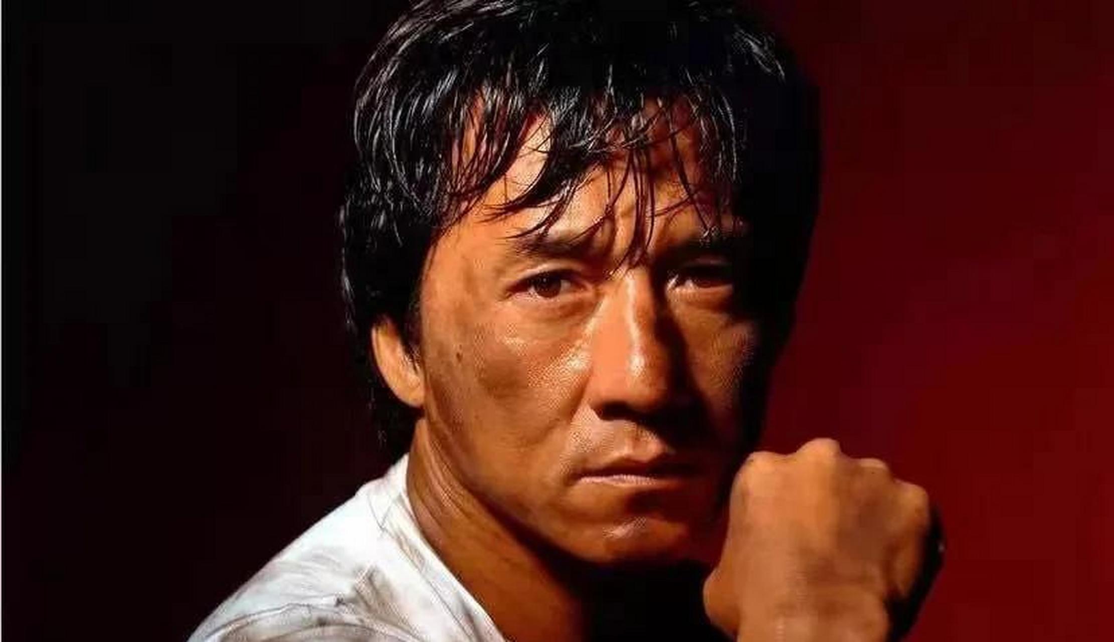 1997年,43岁的成龙拍摄电影《我是谁》,不带安全绳,不用替身,从70米
