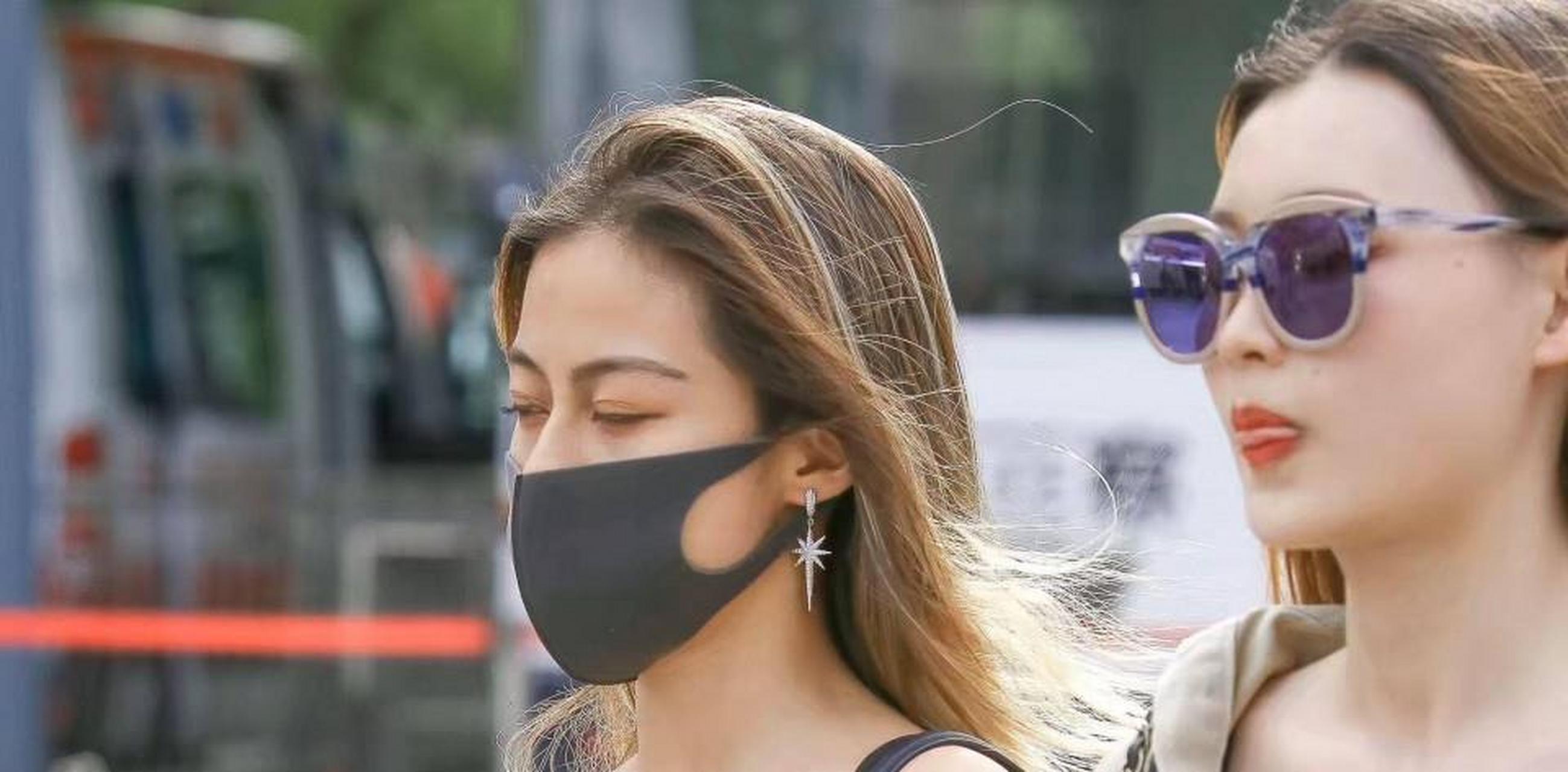 街拍:小姐姐戴口罩低调似明星,到底是什么神仙级别的颜值才这样