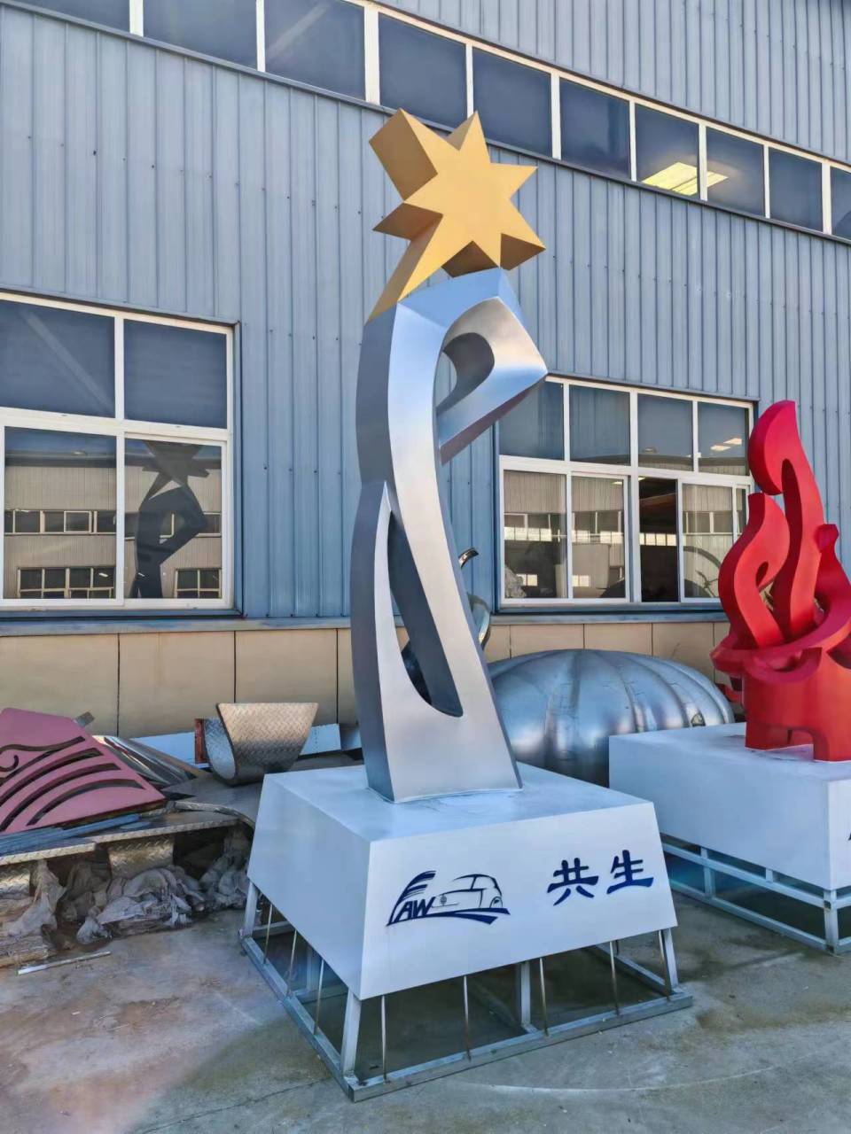 不锈钢抽象五角星飘带雕塑代表共生的含义是,通过抽象的五角星和飘带