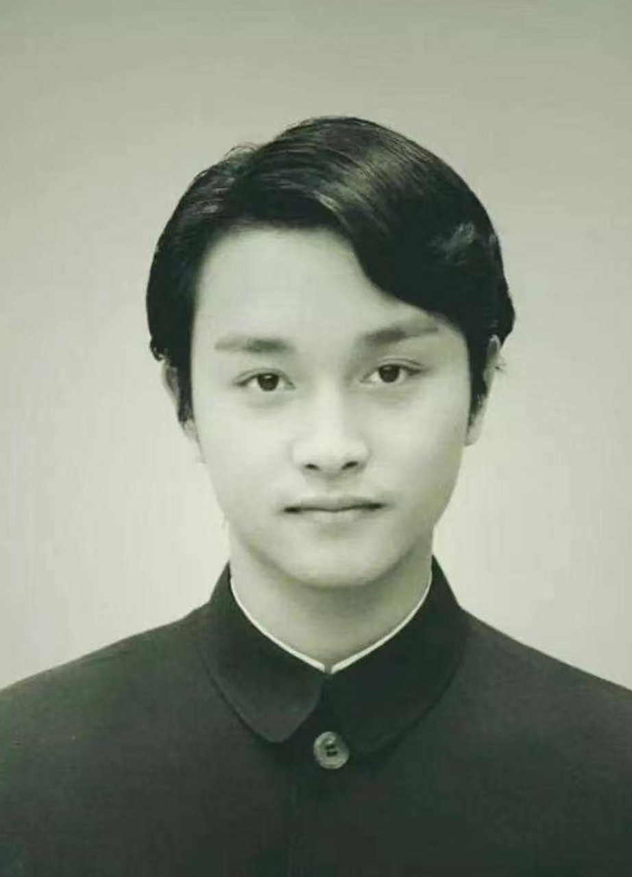 这是一张张国荣年轻时的老照片.