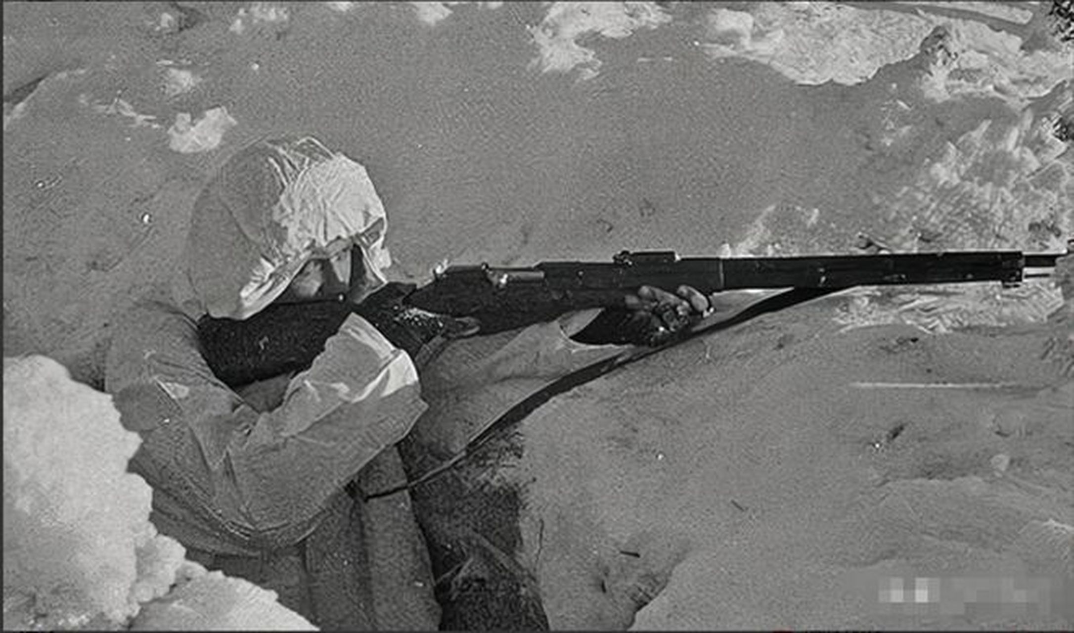 芬兰士兵曾在二战期间在雪坑中进行伏击战,他们身穿白色伪装服,手持