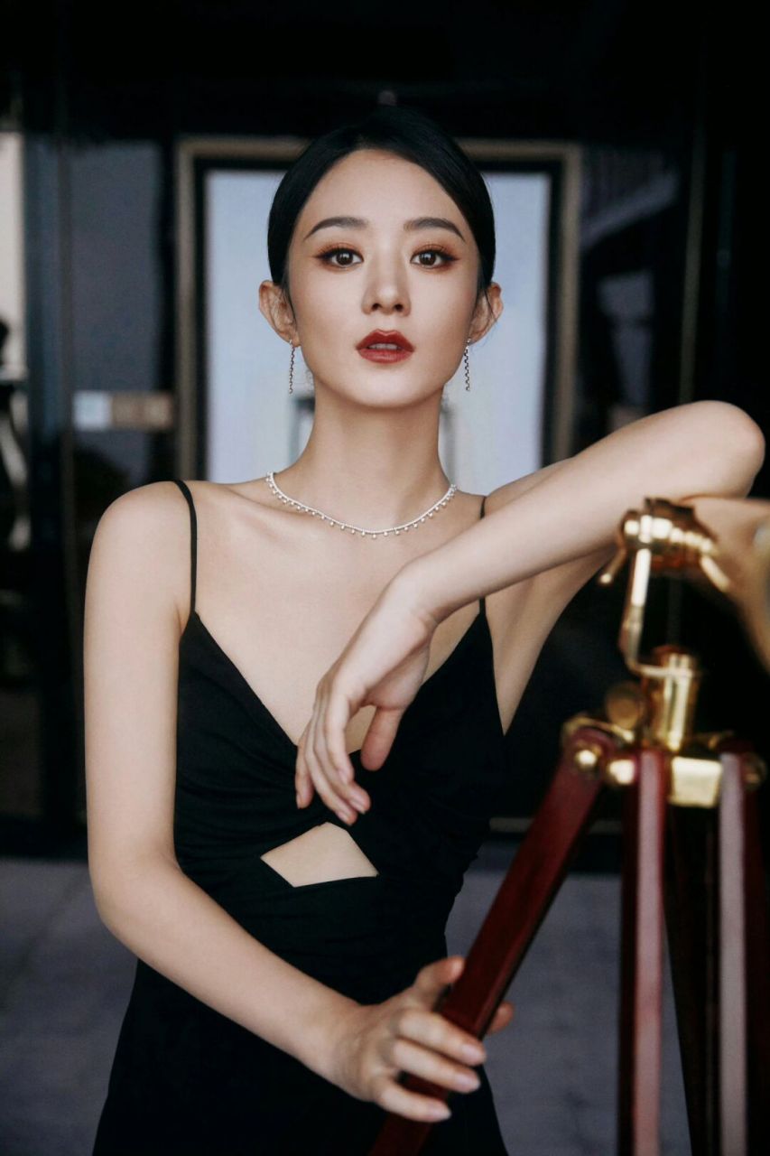 赵丽颖造型 穿着giambattista valli 2024早春黑裙, 搭配精巧的