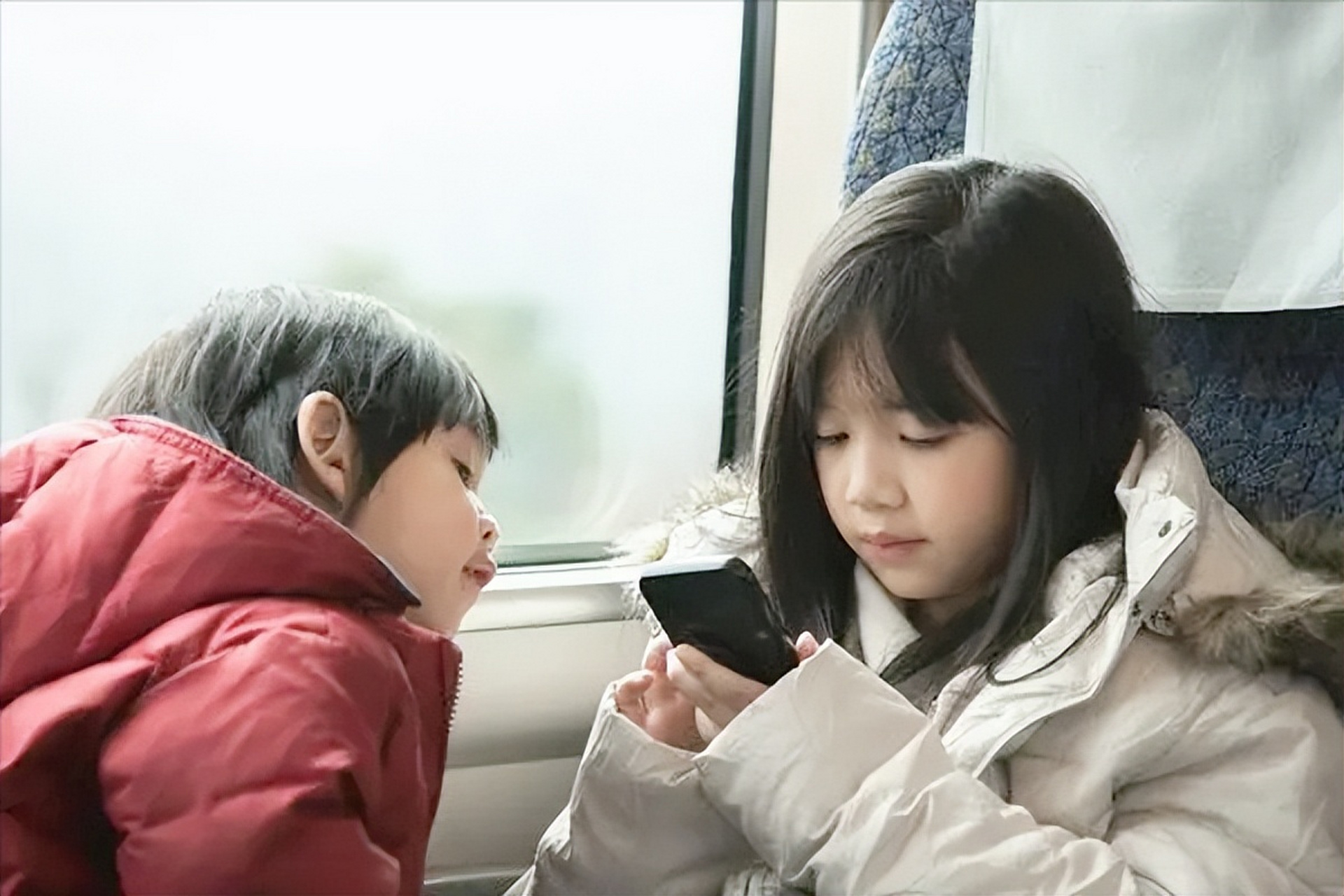 浙江杭州一名9岁女孩铭铭,因为沉迷手机,经常出现脖子酸痛,手指发麻等