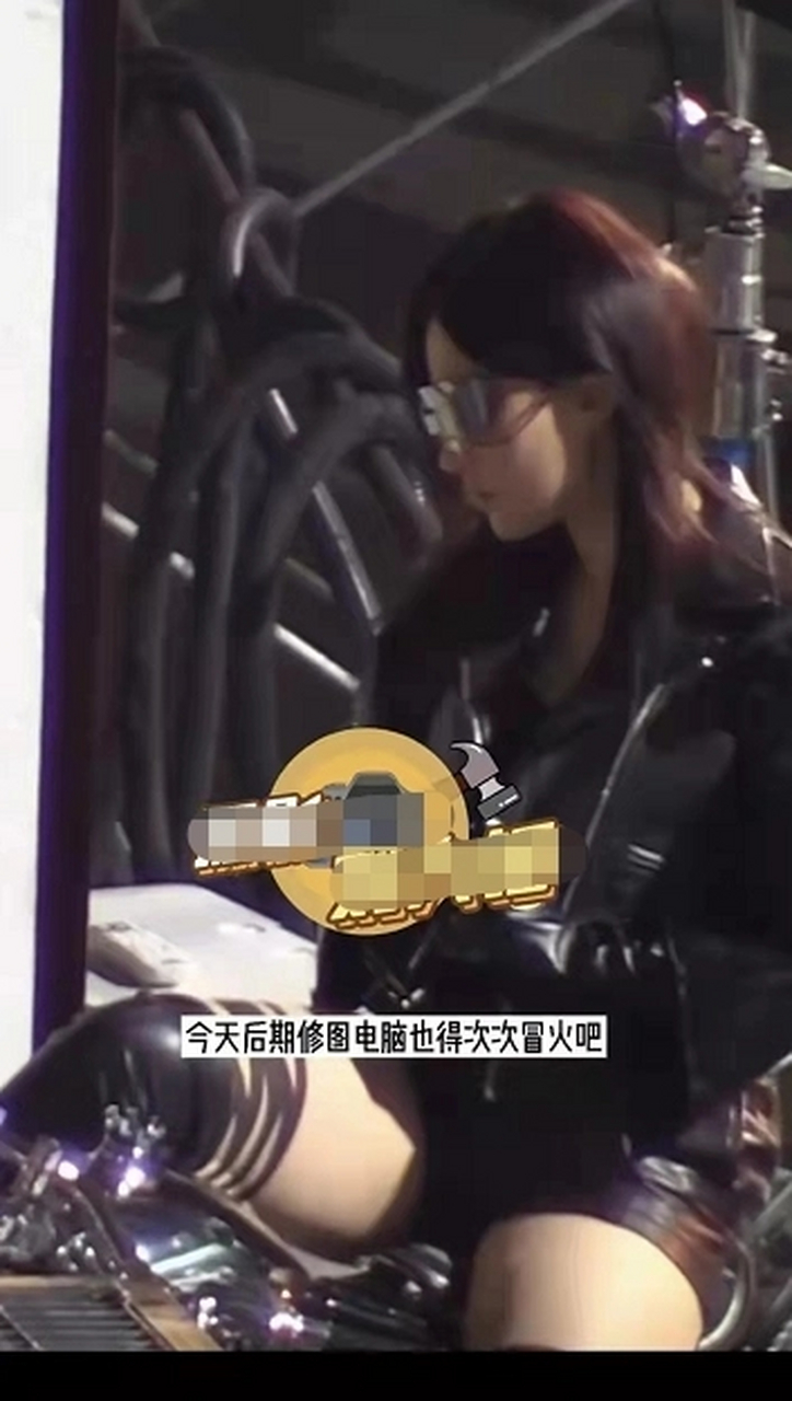 刘亦菲穿紧身皮衣霸气侧漏,翘腿打哈欠没架子