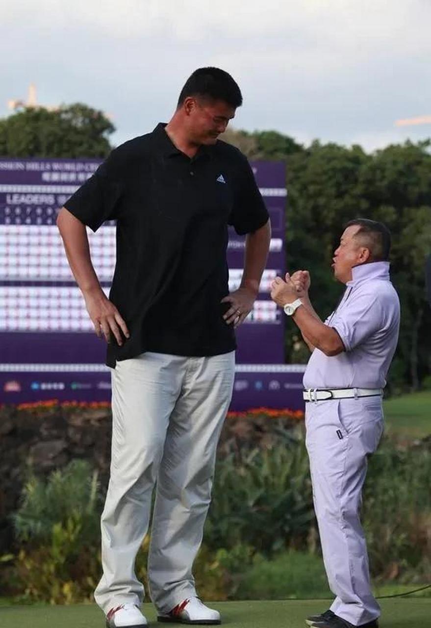 55米都是矮个子,谭咏麟,成龙净,李连杰都比曾志伟高10厘米左右!