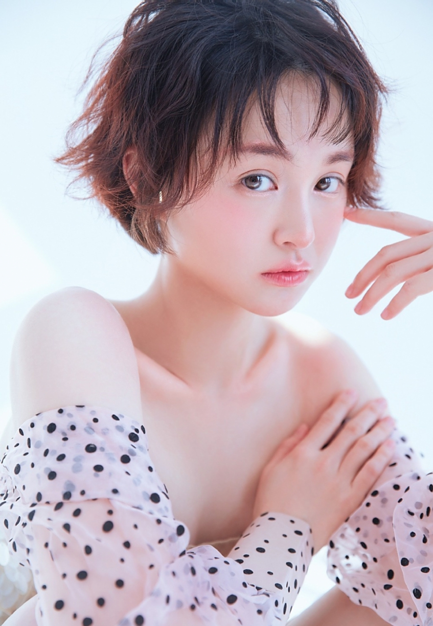 短发婴儿肥美女性感私房写真