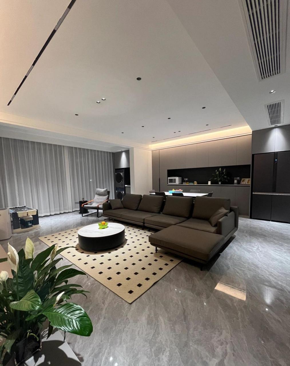 分享一下我家的大客厅,采用不设主灯的大平顶,配上灰色地砖,加嵌入式
