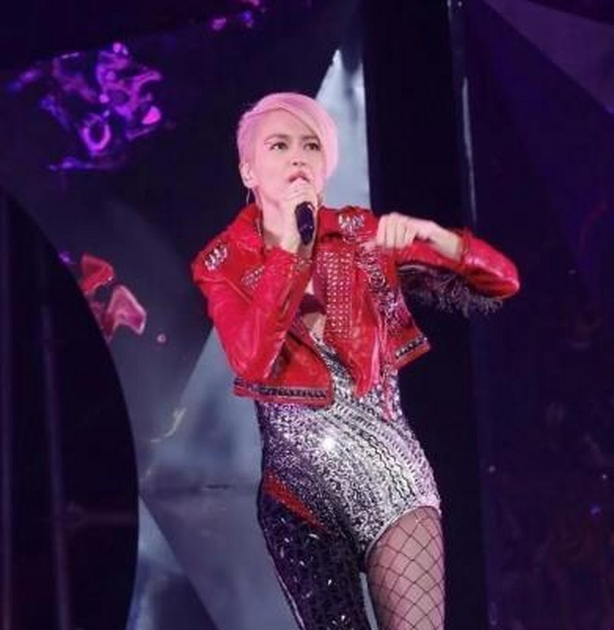 梁咏琪北京演唱会=梁咏琪北京演唱会落泪了