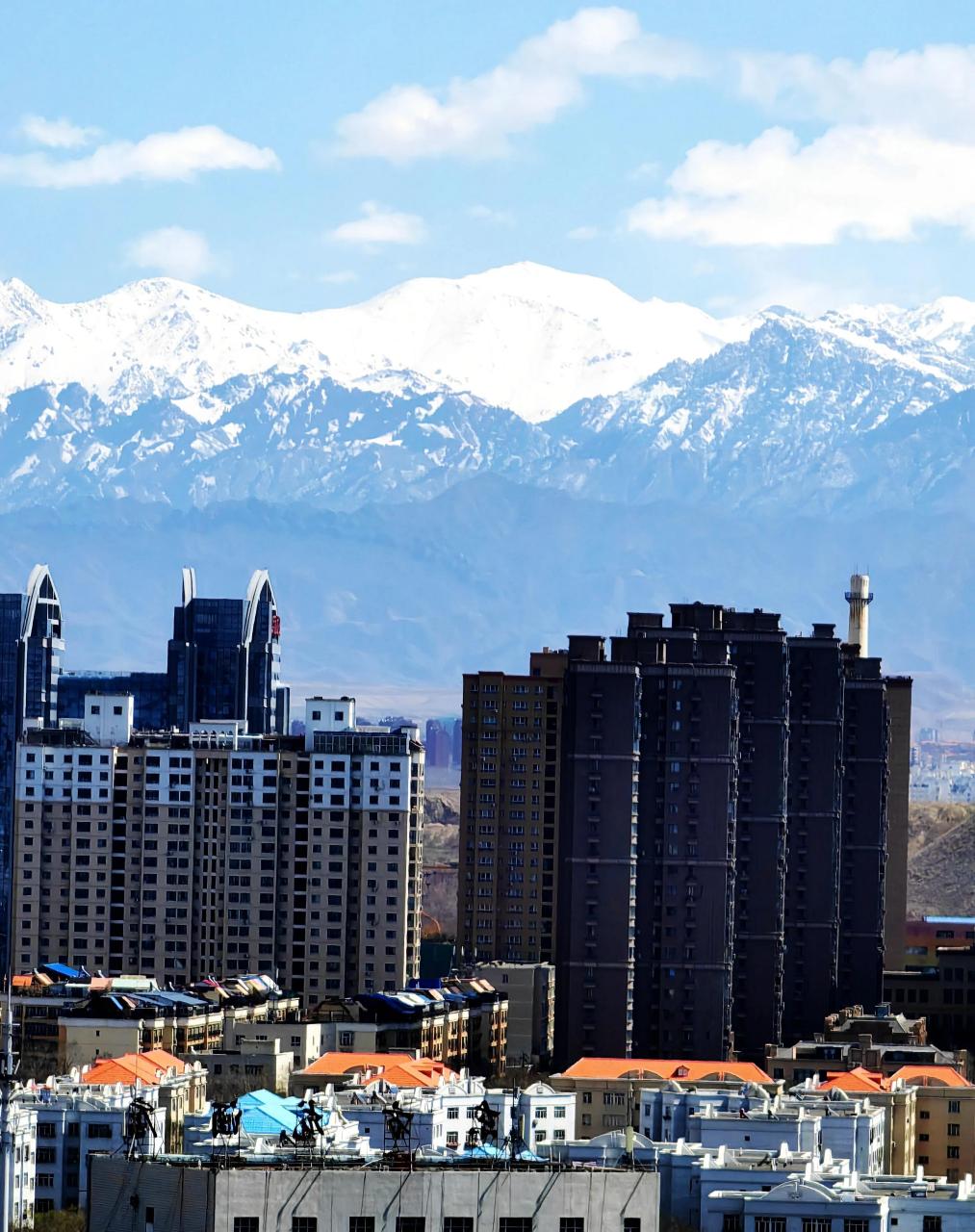 乌鲁木齐,是一座雪山下的城市.