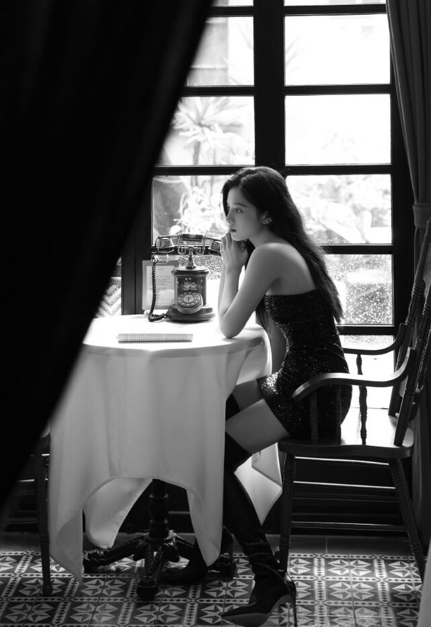 张婧仪参加活动这套黑色亮片抹胸短裙搭配黑色过膝高跟靴的造型,搭配