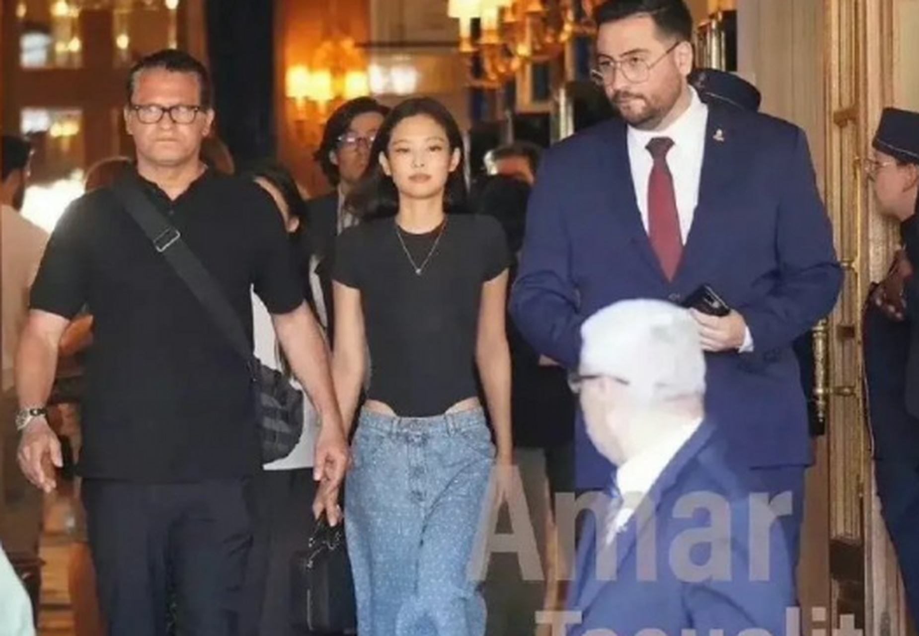 网友问:jennie直接穿泳裤出席活动,估计一天都不能喝水吧?