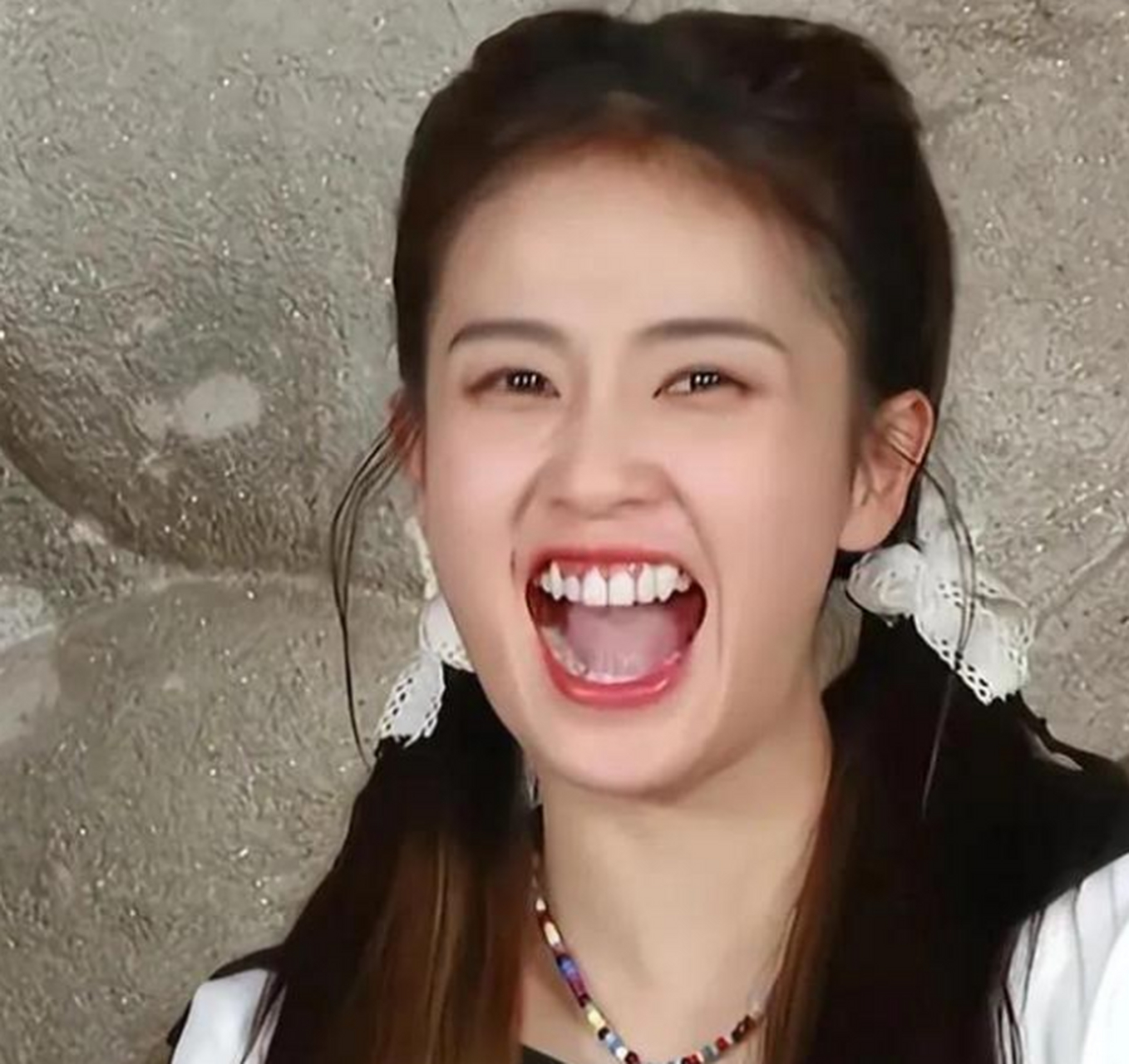 白鹿的这个表情,真的让我笑到不行了😂! 她的牙真大!