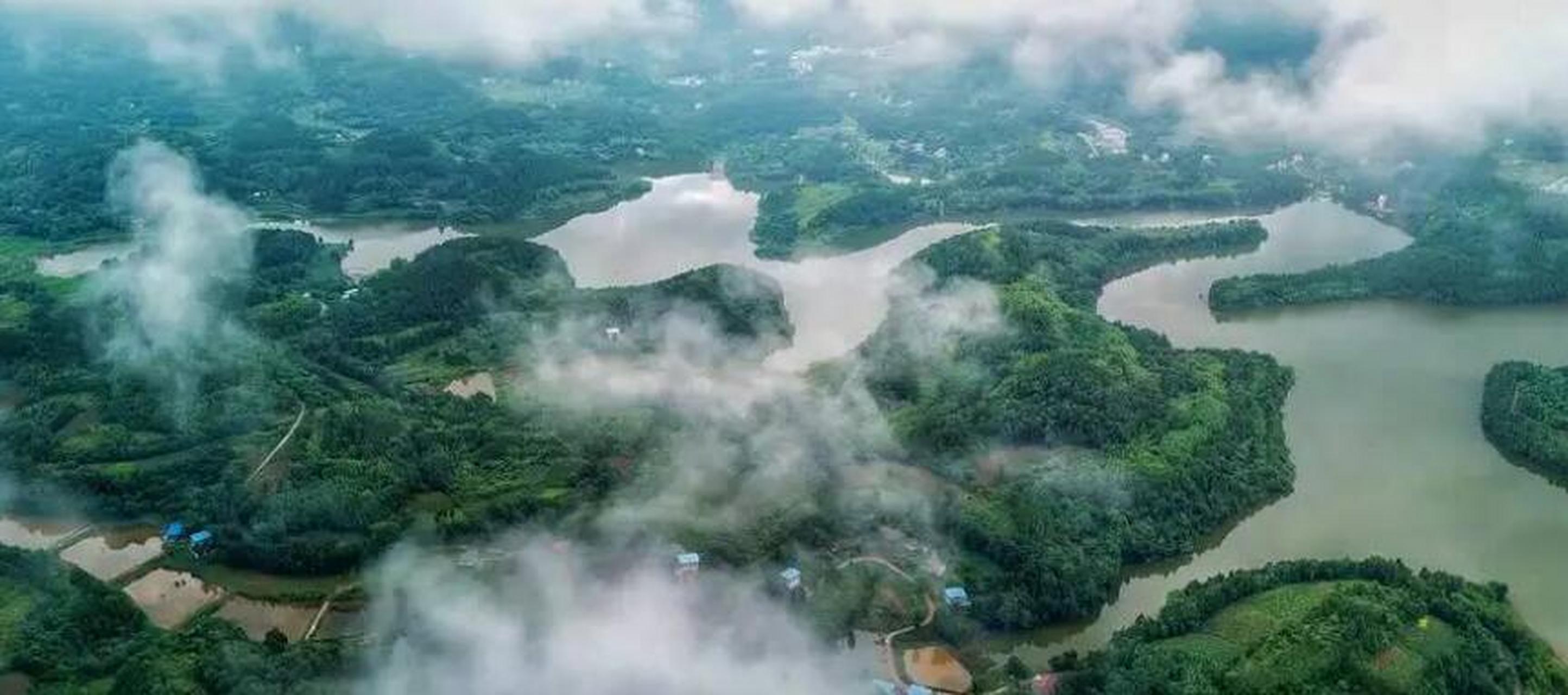 蟠龙湖位于国道318线南侧,与遂宁,安岳接壤,距离乐至县城37公里,是集