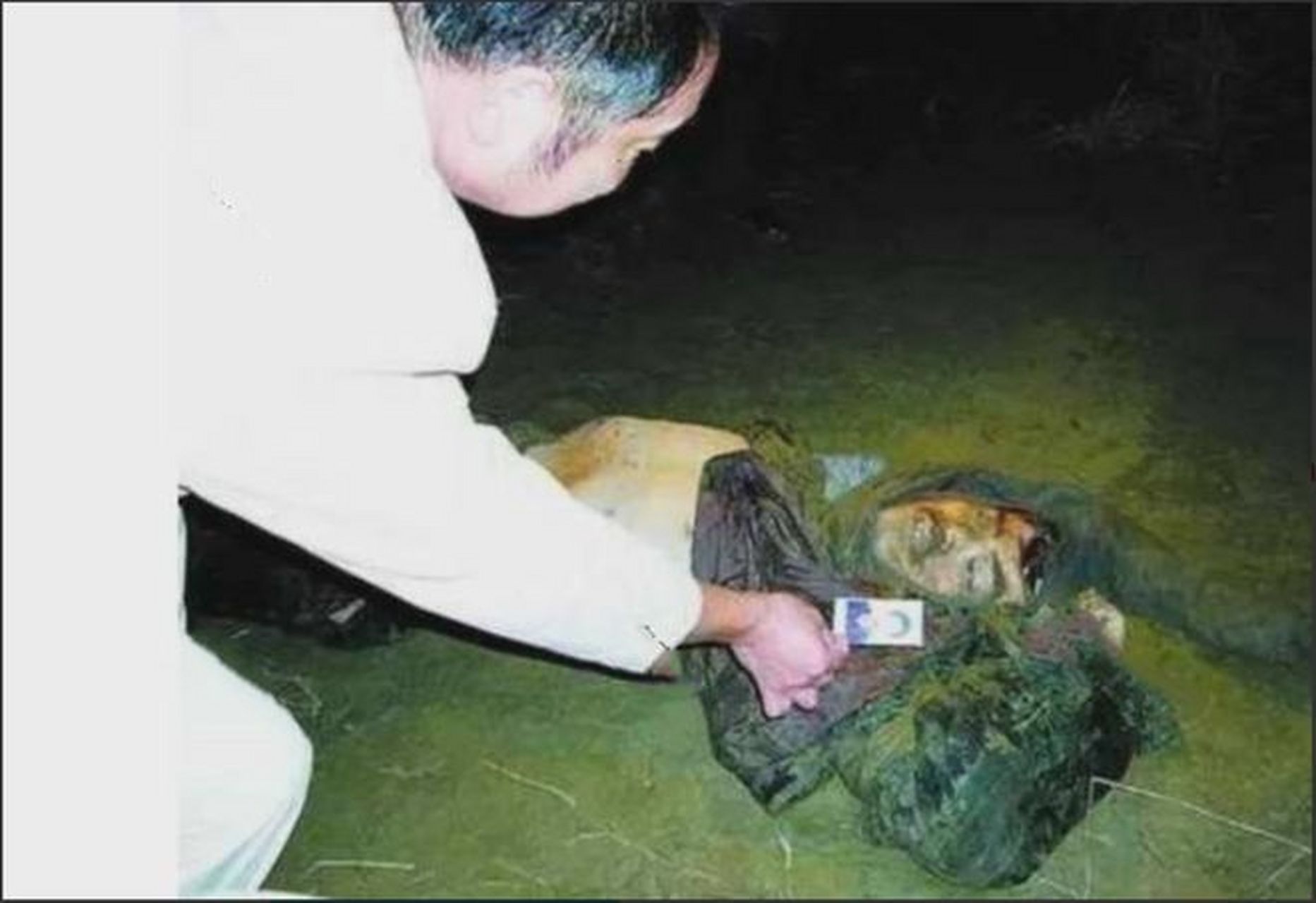 在湖北潜江,一个恶名昭彰的悍匪谢先荣被击毙了.