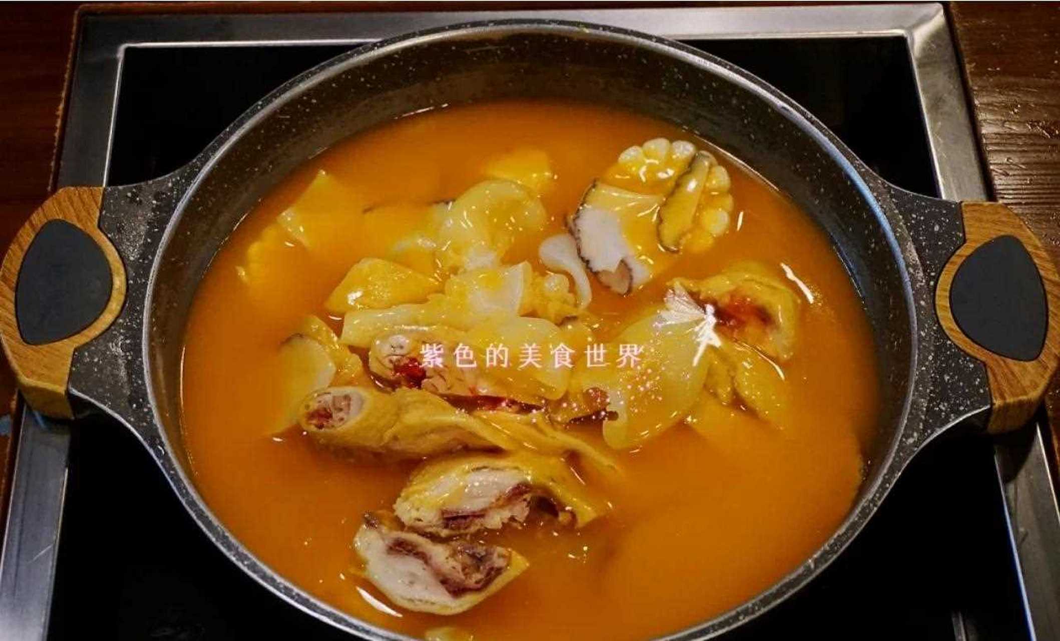 最爱的美食就是港式打边炉,热气腾腾的金汤花胶鸡煲色泽金黄,汤汁鲜美