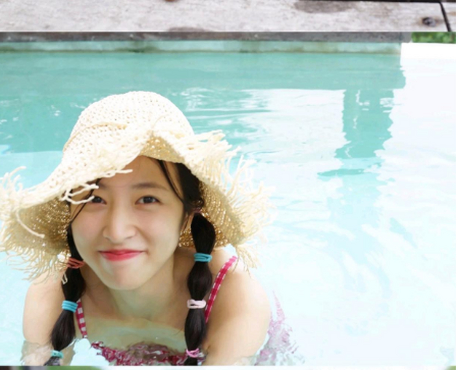 周雨彤泳装写真